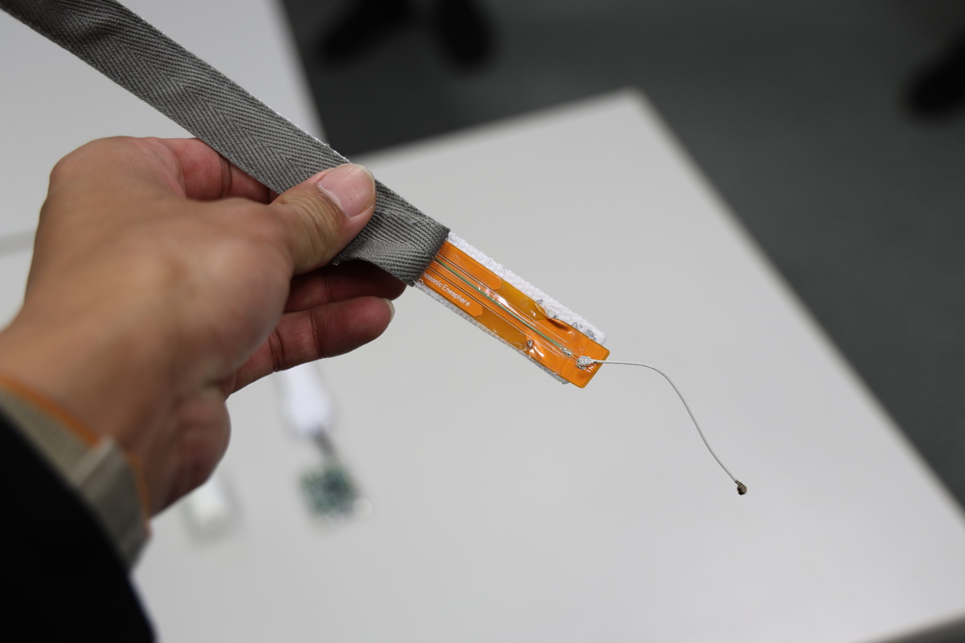 ストラップ部には電波を受信するアンテナ