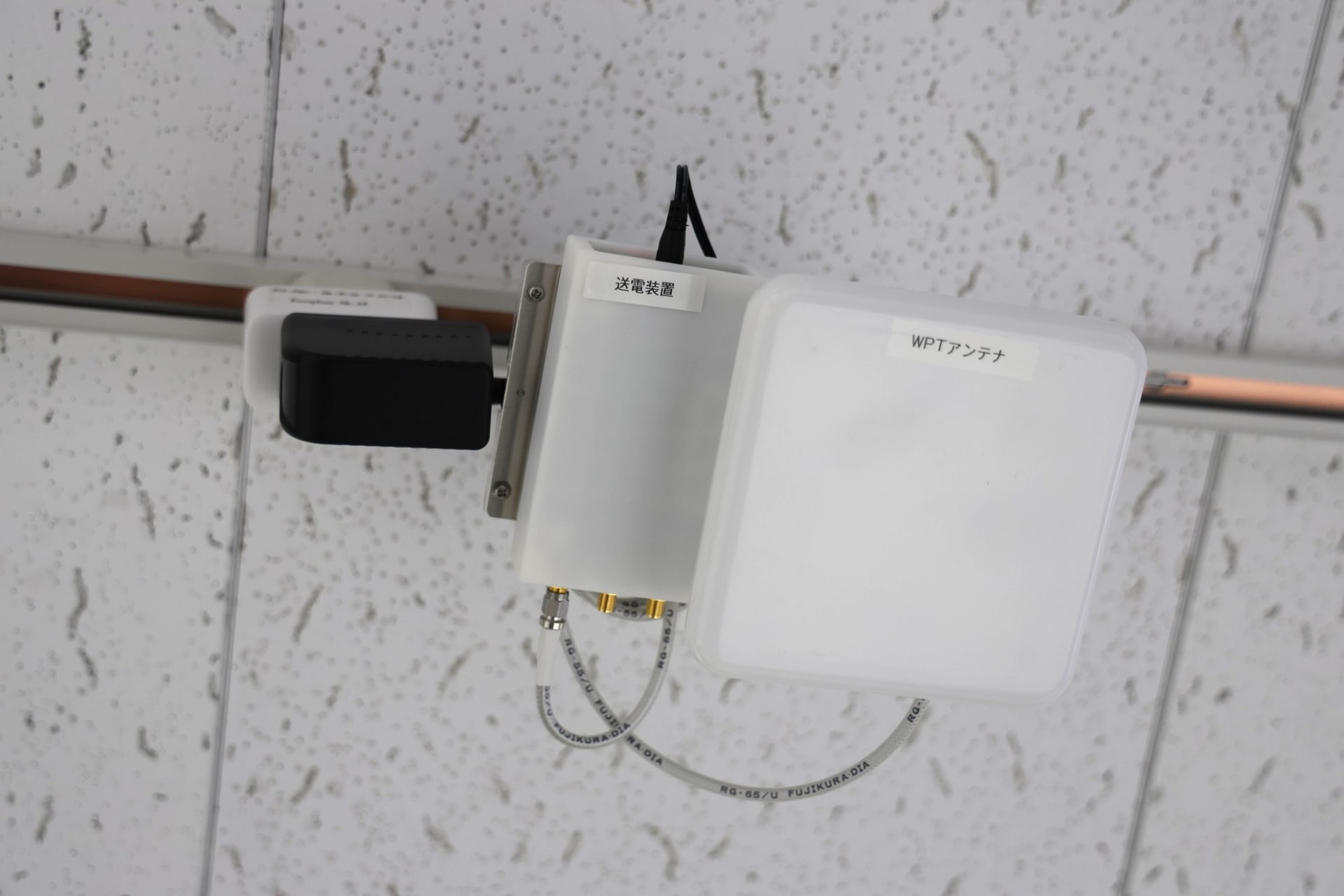 天井に設置された送信装置