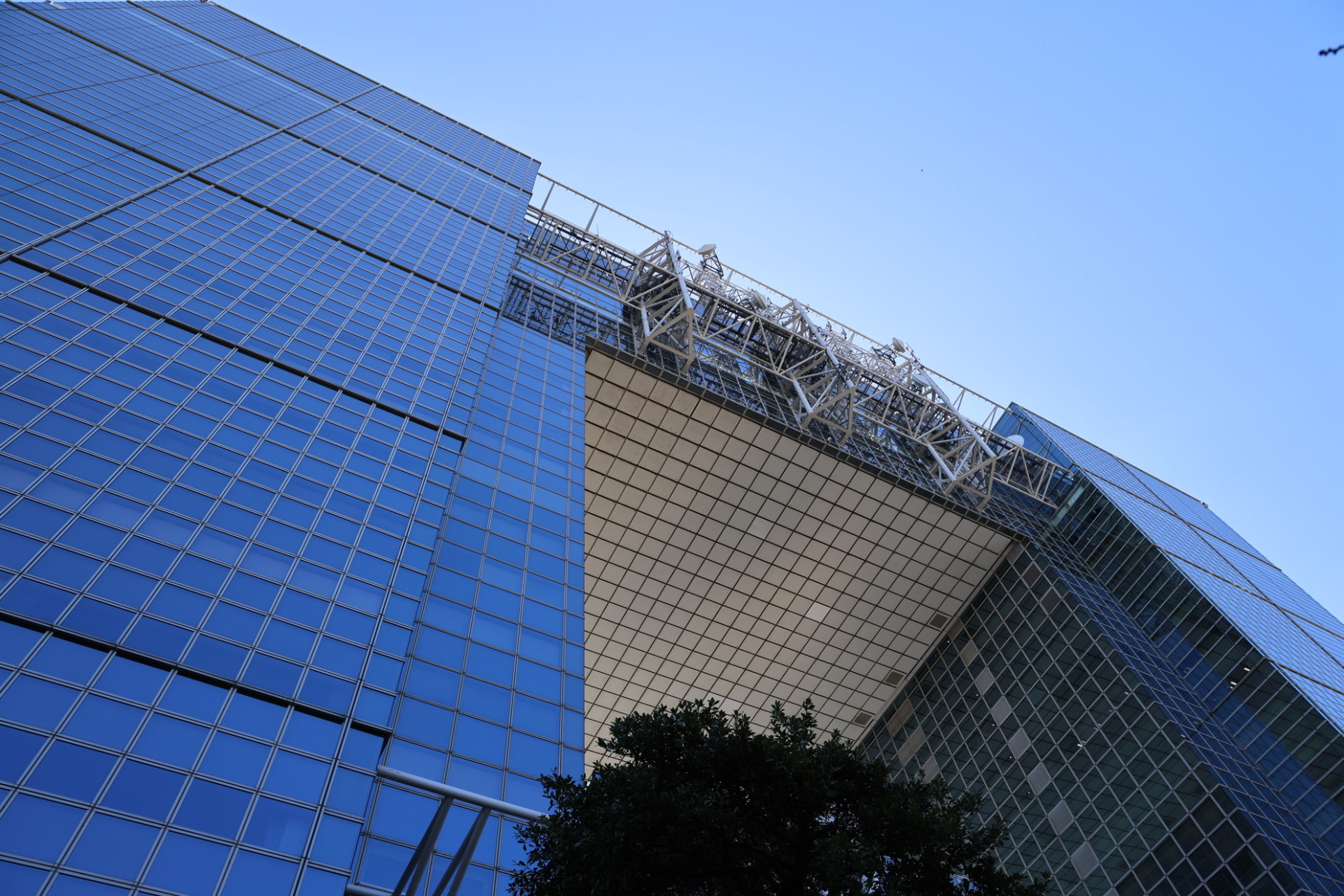 「ワイヤレス電力伝送ラボ」があるテレコムセンタービル