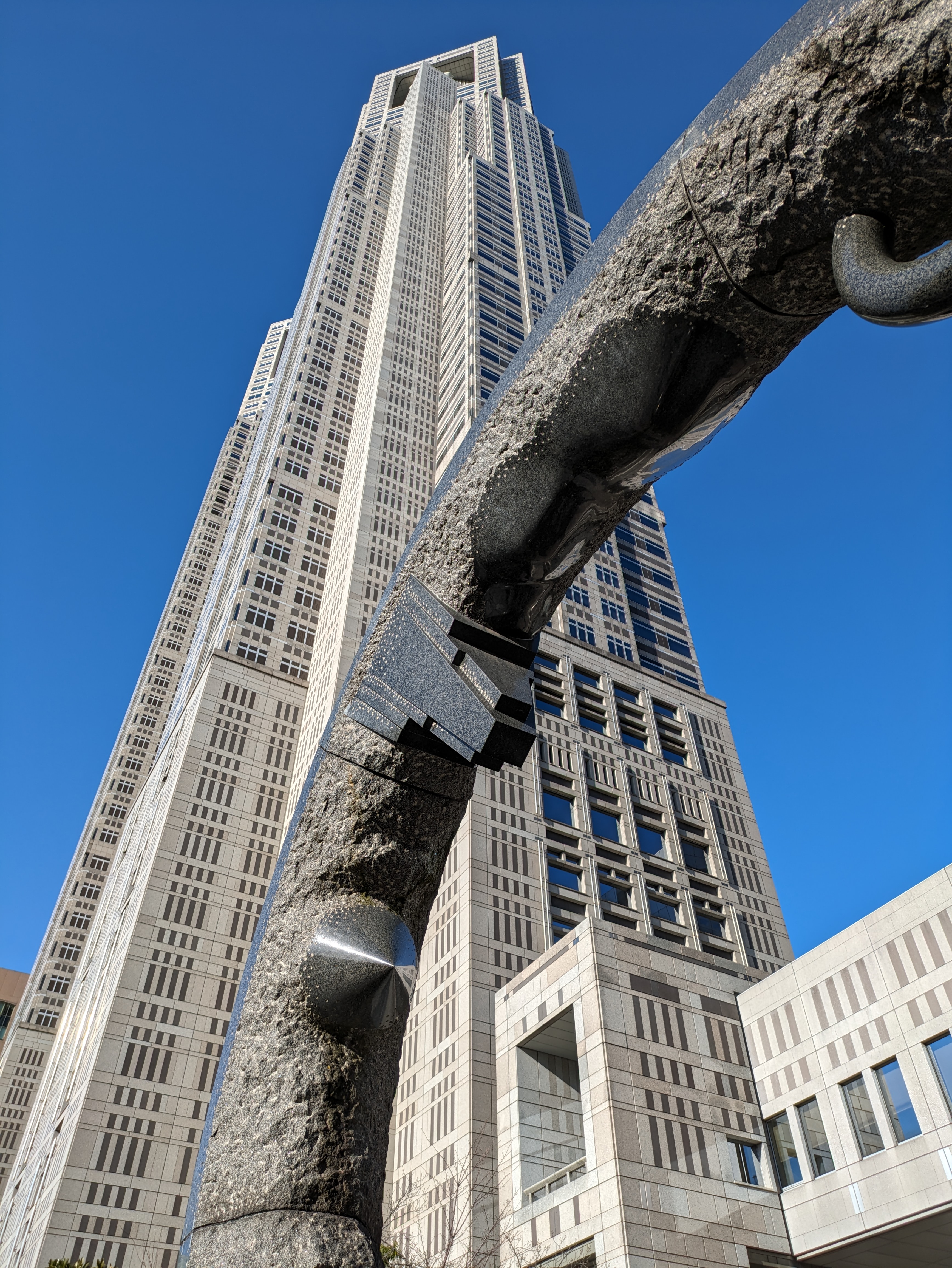 質感描写も素晴らしい。東京都庁とモニュメントを撮ったが、そのテクスチャー感が見事。空の色も誇張しすぎずいい仕上がりだ