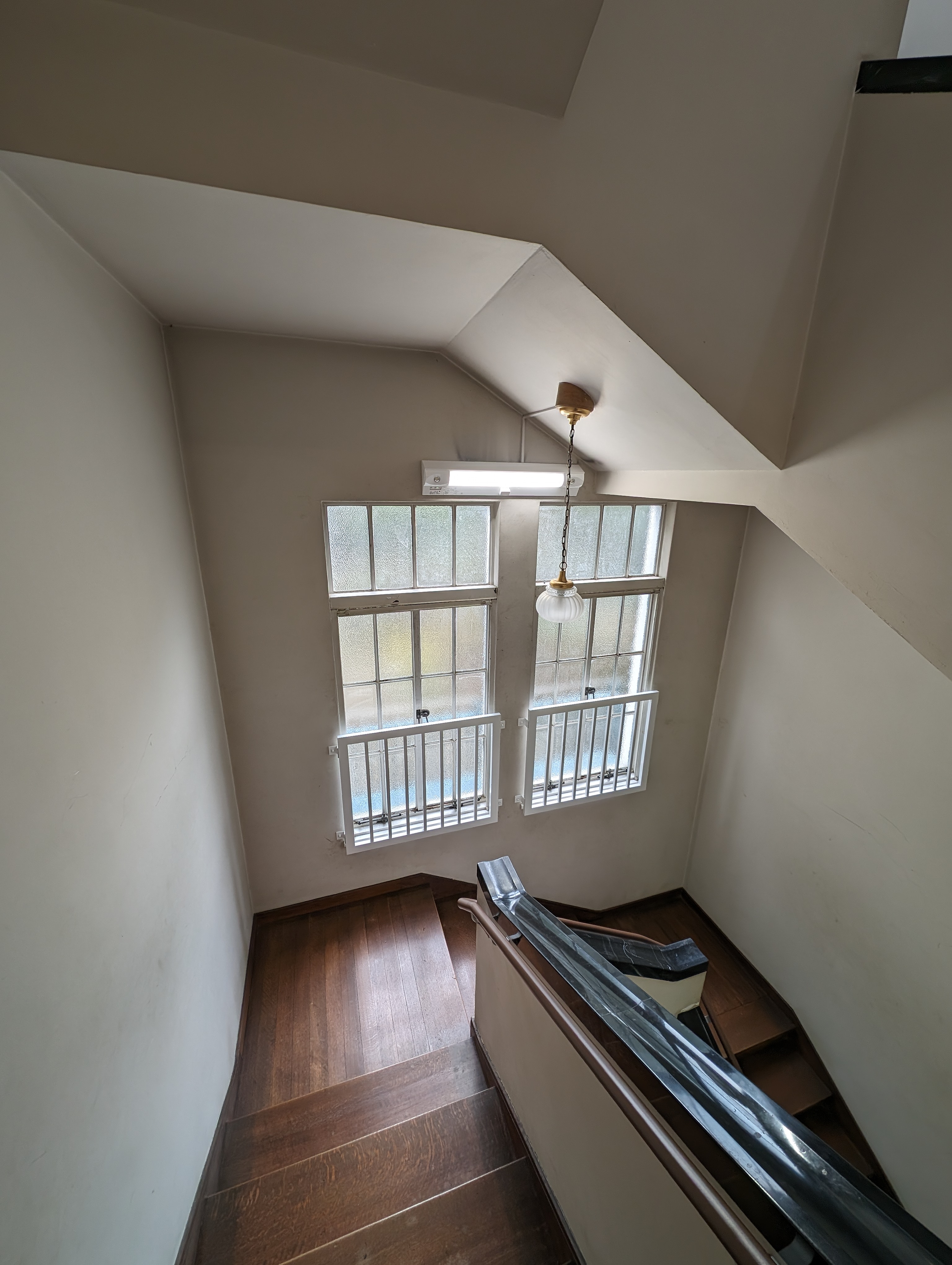 12mm相当（35mm版換算）の超広角カメラは室内で威力を発揮する。レンズも明るいので低照度下でも安心だ。写りも直線が真っすぐ捉えられていてお見事