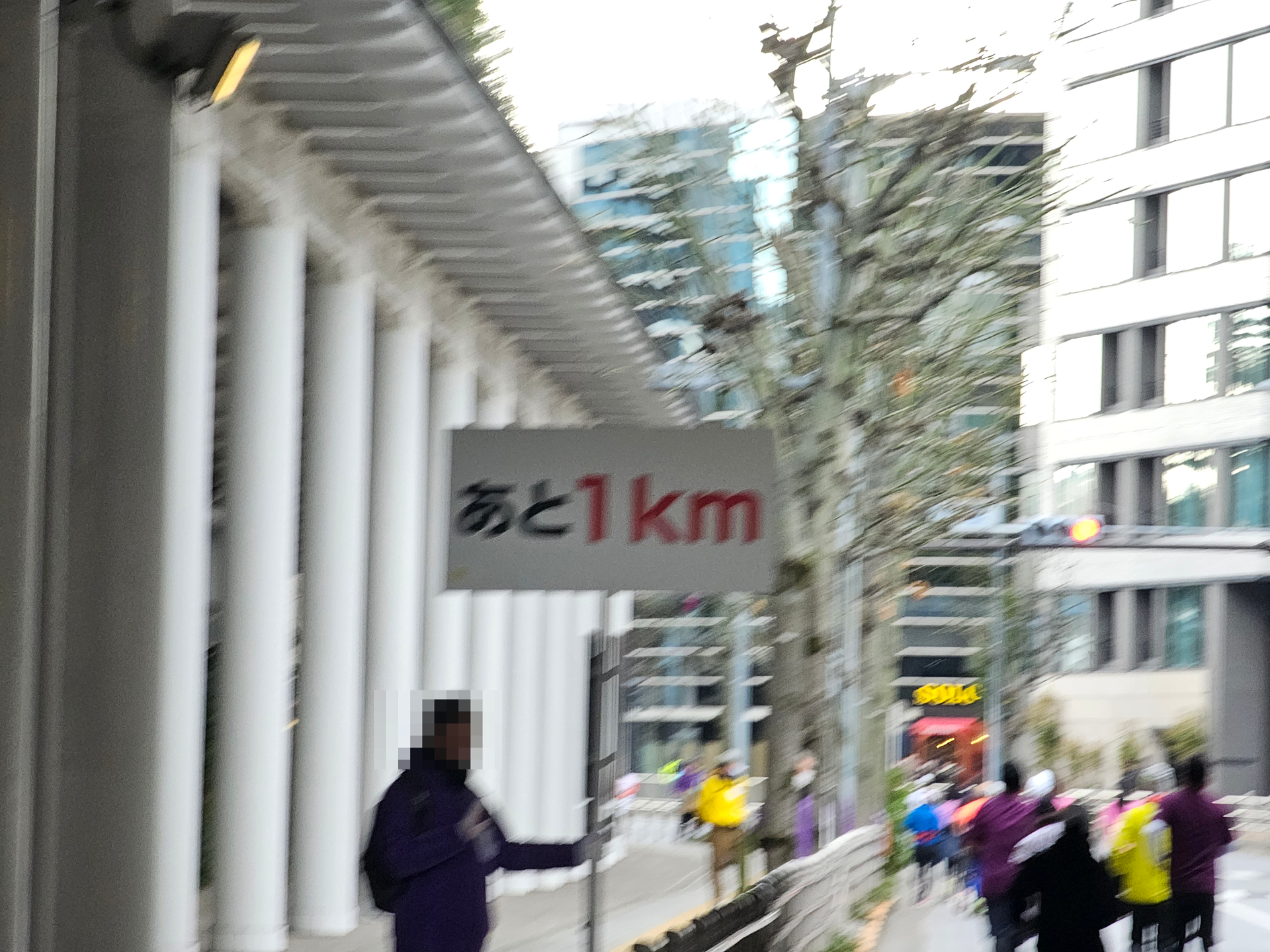 主要地点には残りの距離を示す看板があった（走りながら撮影したのでブレている）