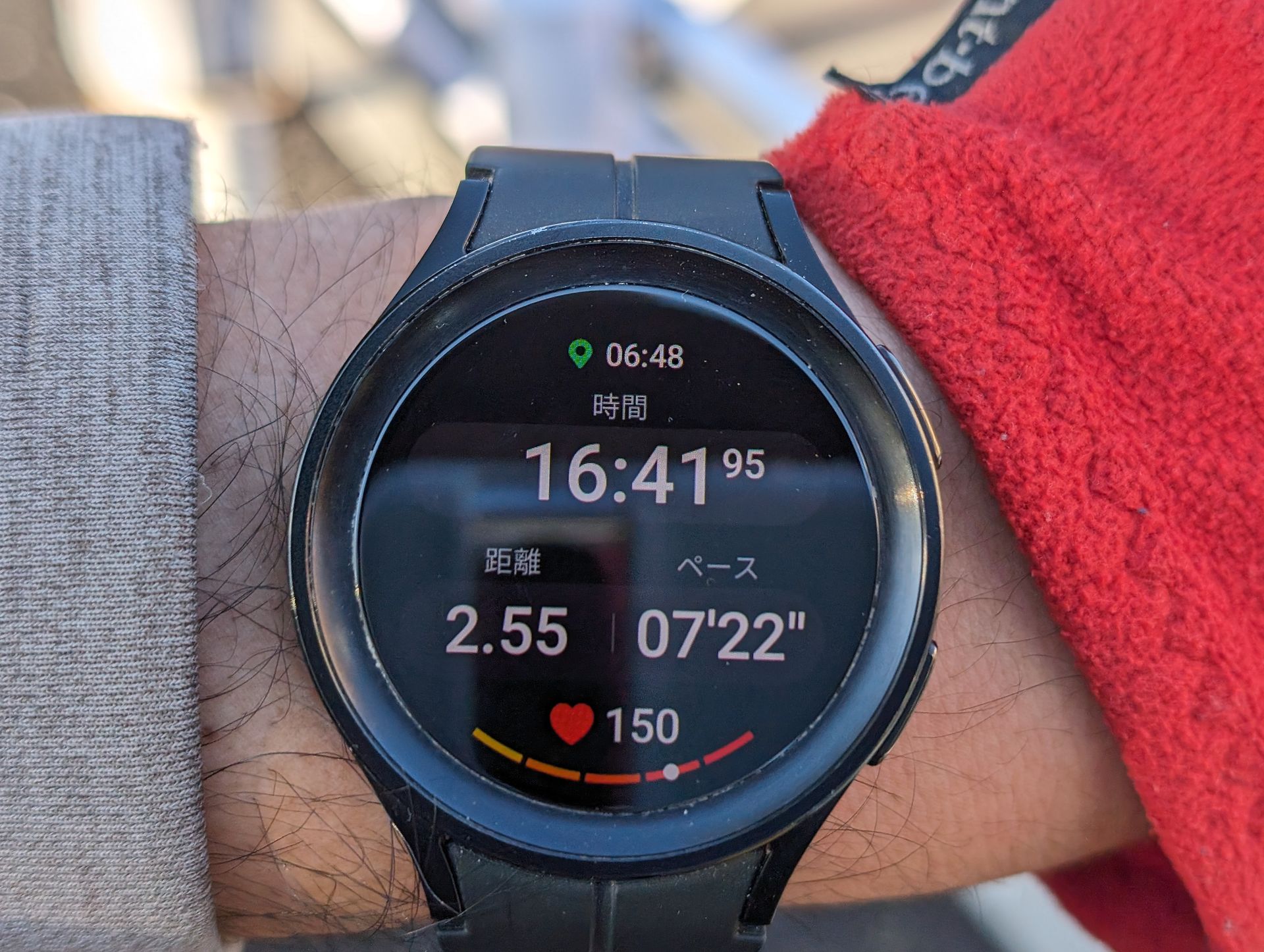 「Galaxy Watch5 Pro」のランニング中の画面。スタートからの時間、距離、ペースなどが表示される