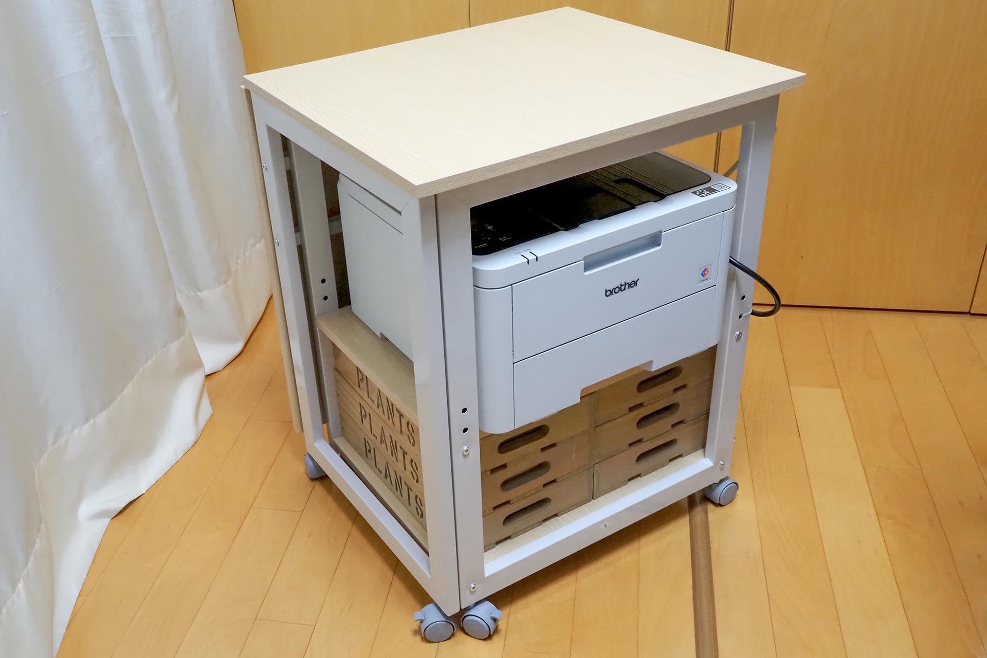 ワゴン・デスクにHL-L3240CDWを載せた様子。ほぼピッタリ♪　ワゴン下段にある箱には各種用紙が入っている。実は2016年にカラーレーザー複合機を買った勢いで、いろーんなオモシロ的用紙を買ったのだが、思いっ切り持て余している。月に1〜2度の小枚数印刷なので全然減らない。