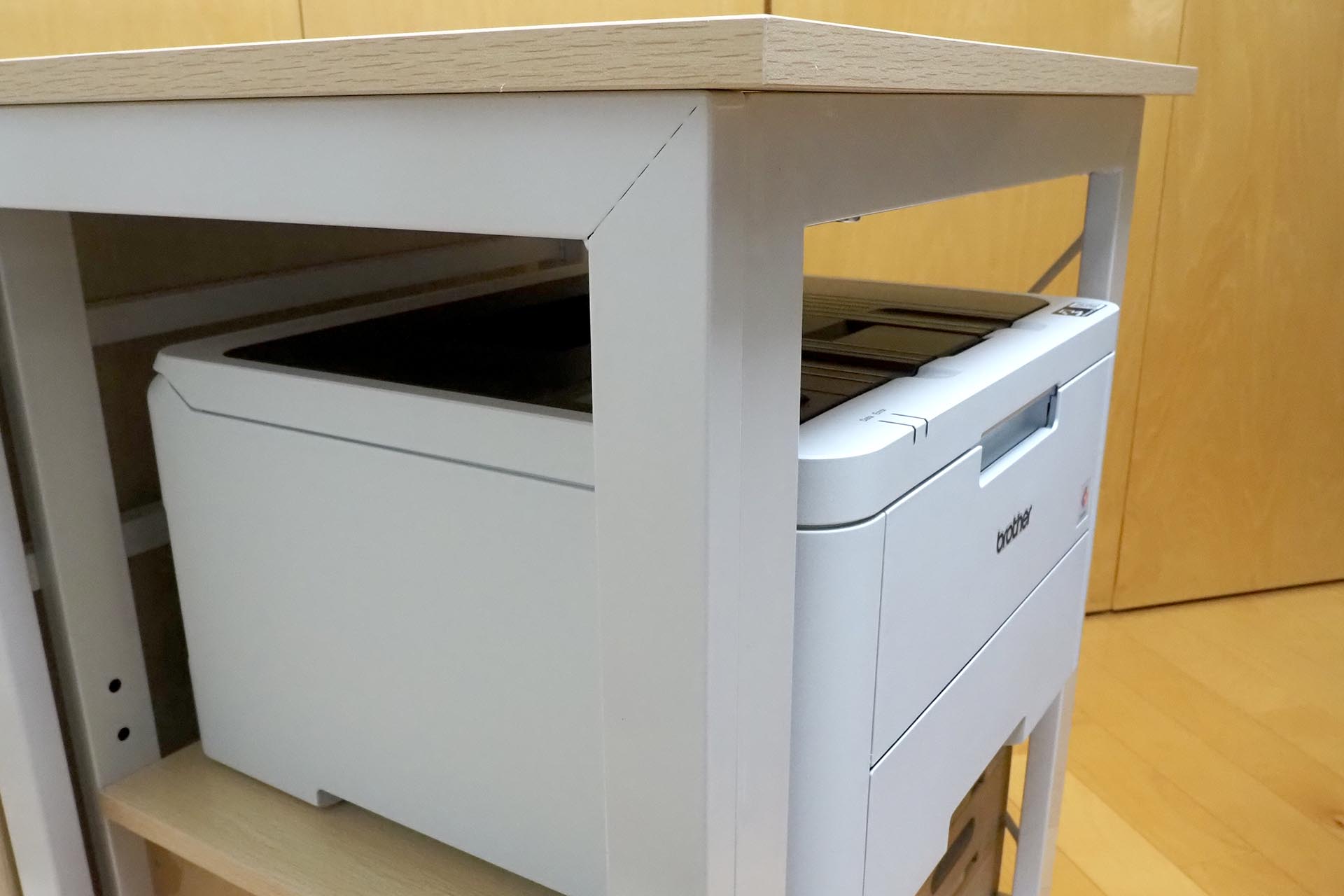 ワゴン部からHL-L3240CDWの前面が少しハミ出た。でも許容範囲。