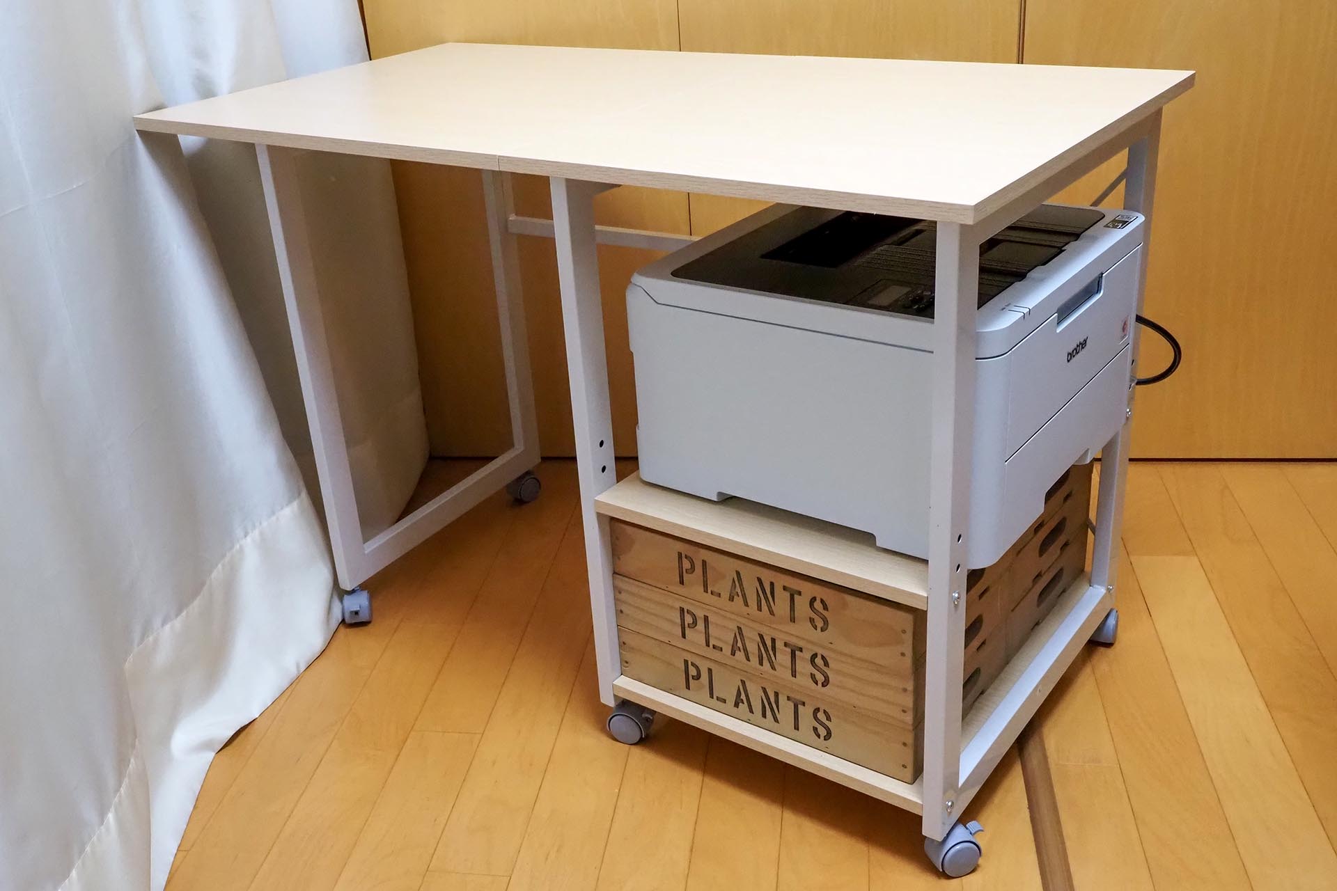 デスク状に開いた状態では、プリンターはデスク右側からアクセスする。プリンター上部に排紙されるので全然不便はない。