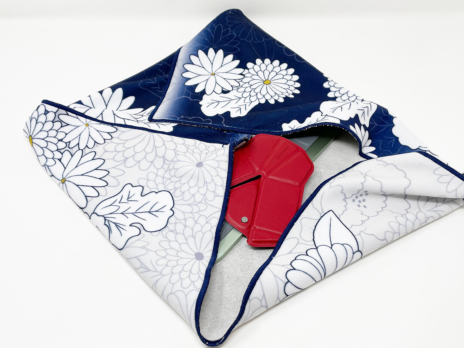 板状になるので、iPad などと一緒に持ち運ぶ相性も抜群です。