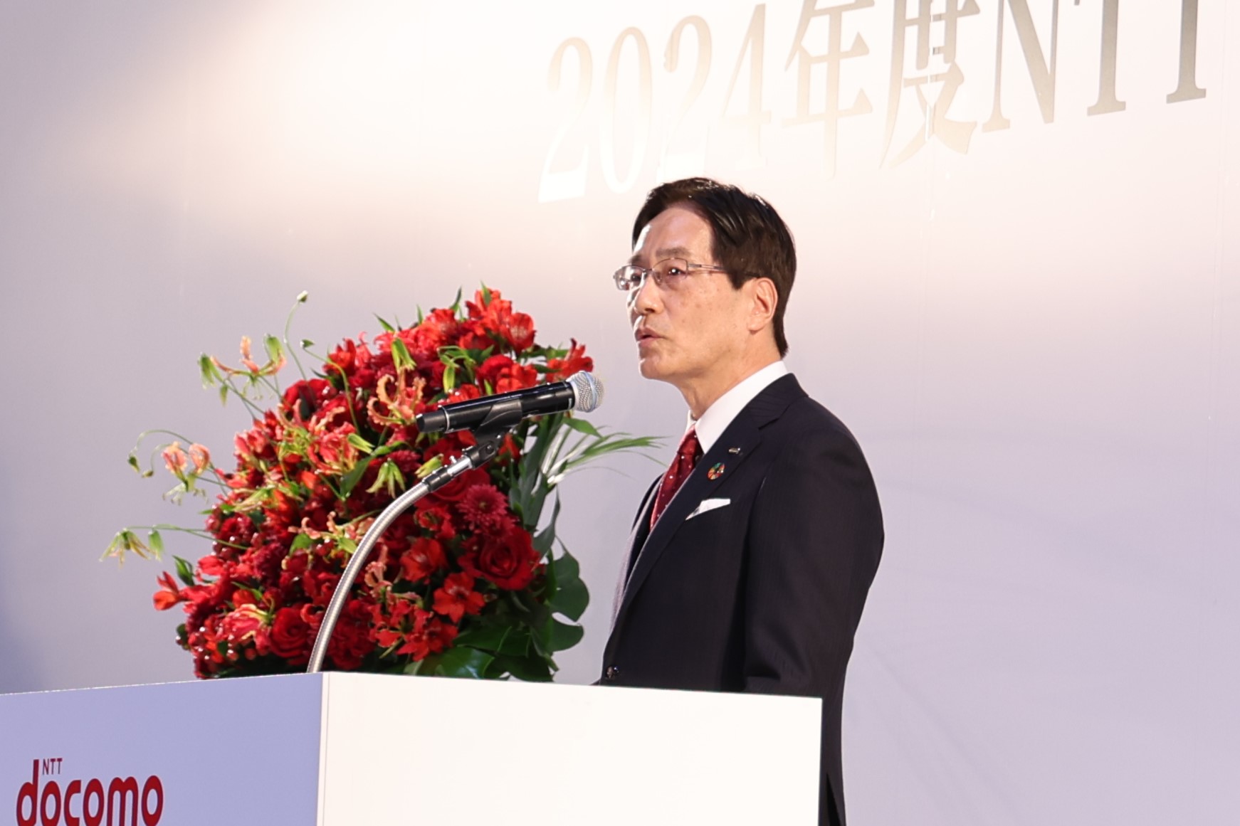 NTT Com 代表取締役社長の丸岡 亨氏とコムウェア 社長の黒岩 真人氏