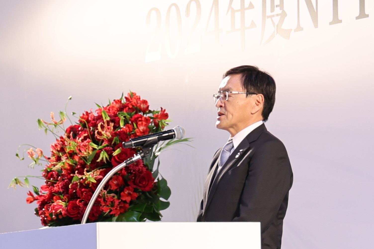 NTT Com 代表取締役社長の丸岡 亨氏とコムウェア 社長の黒岩 真人氏
