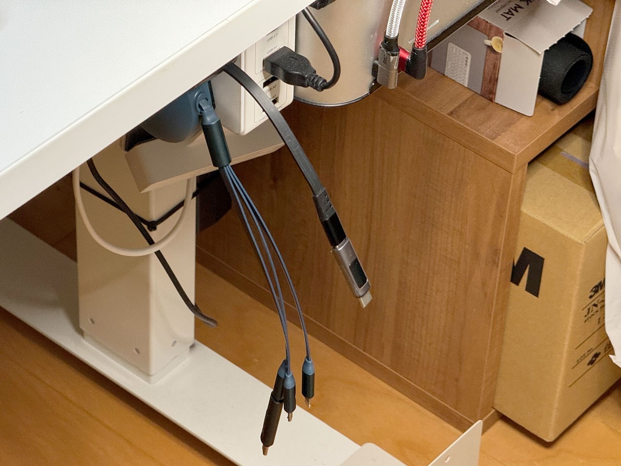 デスクトップ右側下につるしたMac Studioの横には、2個の片側巻き取り式USBケーブルを設置。これも便利に活用中。