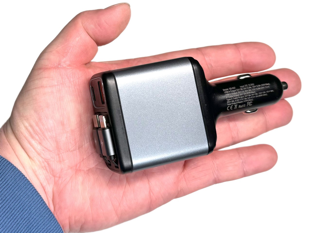 こんなサイズ感。ケーブル巻き取りのためのリールが内蔵されていたり、出力がけっこう大きいことから、一般的なカーチャージャーよりはかなりデカい。サイズは、幅57.2×高さ32×奥行き（前面からシガーソケット差し込み部先端までの長さ）は122.6mm。クルマによっては「シガーソケットに挿せたもののケーブル引き出しや外部ケーブルの接続が現実的でない」ってこともありそうだ。