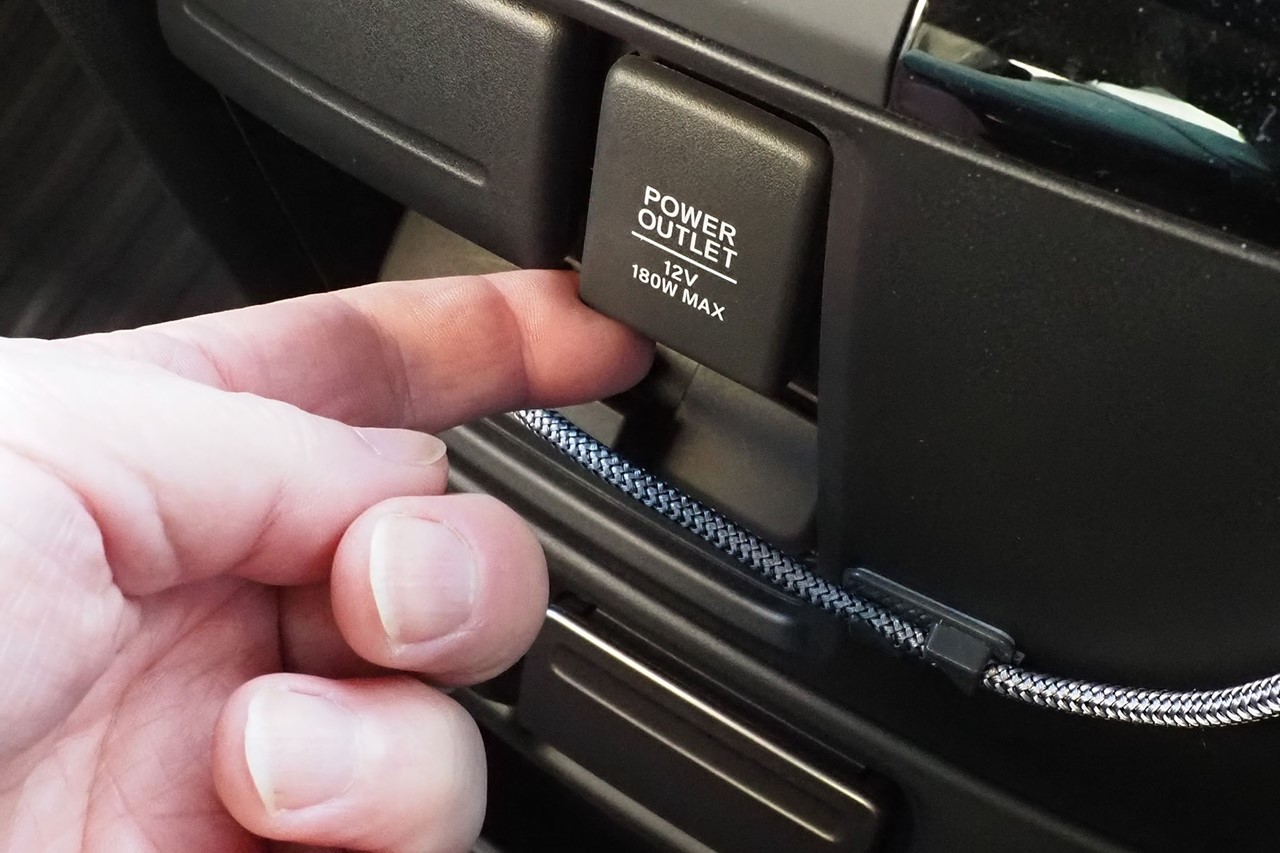 このクルマのシガーソケットにはフタが付いていて……。