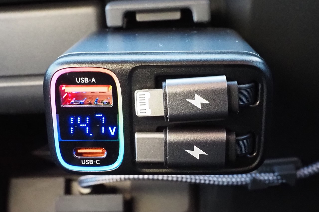 手前のコネクター面にはクルマのバッテリー電圧が表示される。USB-A/USB-Cポートおよびその周囲は虹色にライトアップされる。