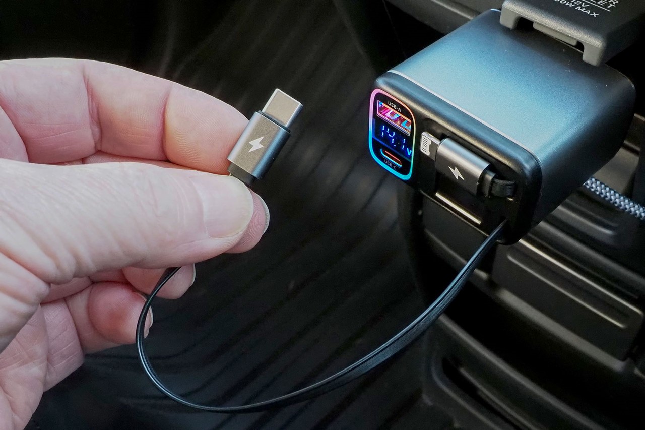 巻き取り式のUSBケーブルはそれぞれ単独で利用できる。最長70cmまで引き出せる。