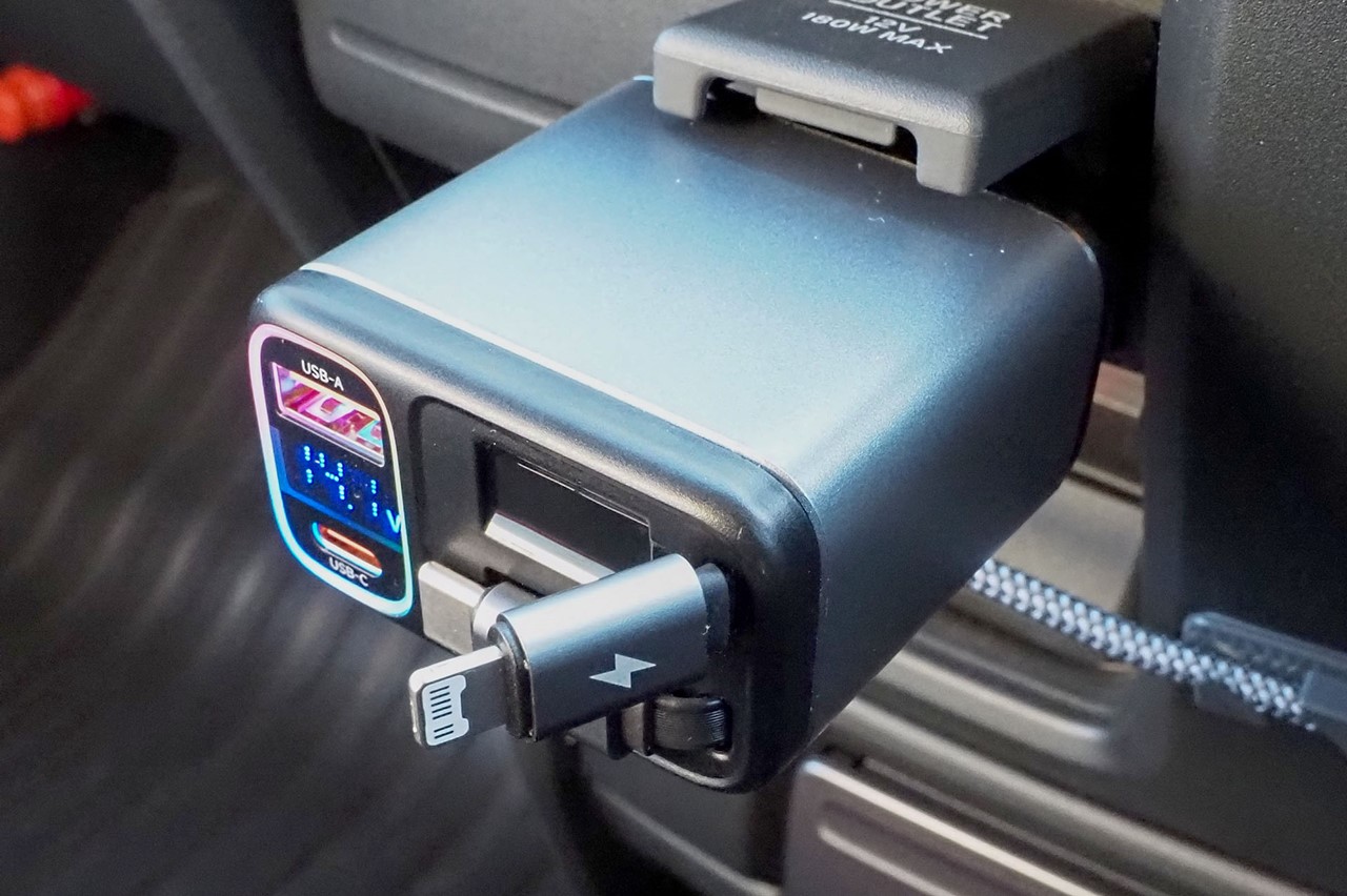 ちなみに巻き取り式のUSBケーブルのLightningやUSB-Cのコネクター部は、このように起き上がるので、容易に引き出せる。