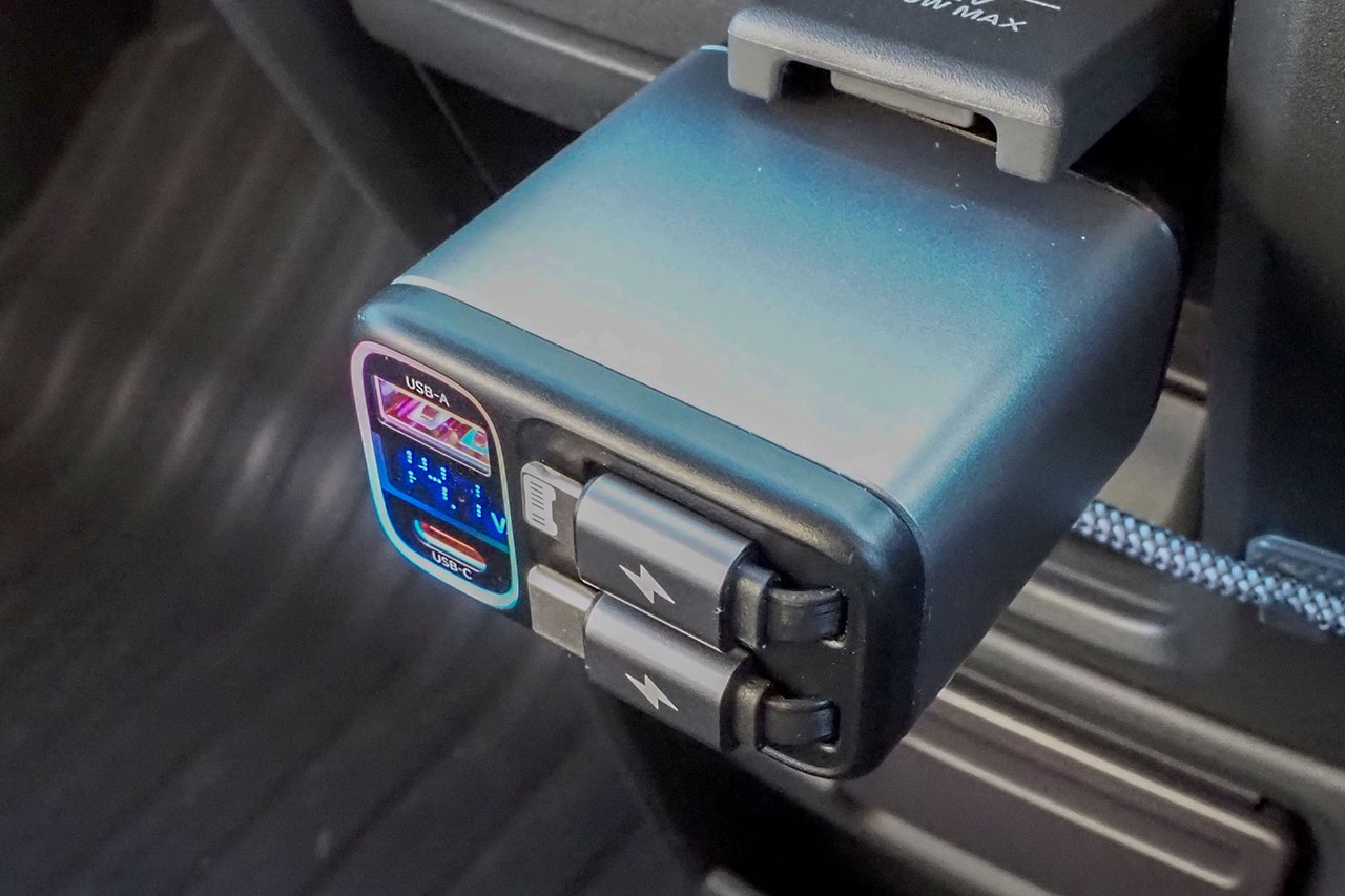 非使用時はコネクターを本体にマグネット吸着させておける。よくできてるぅ～♪