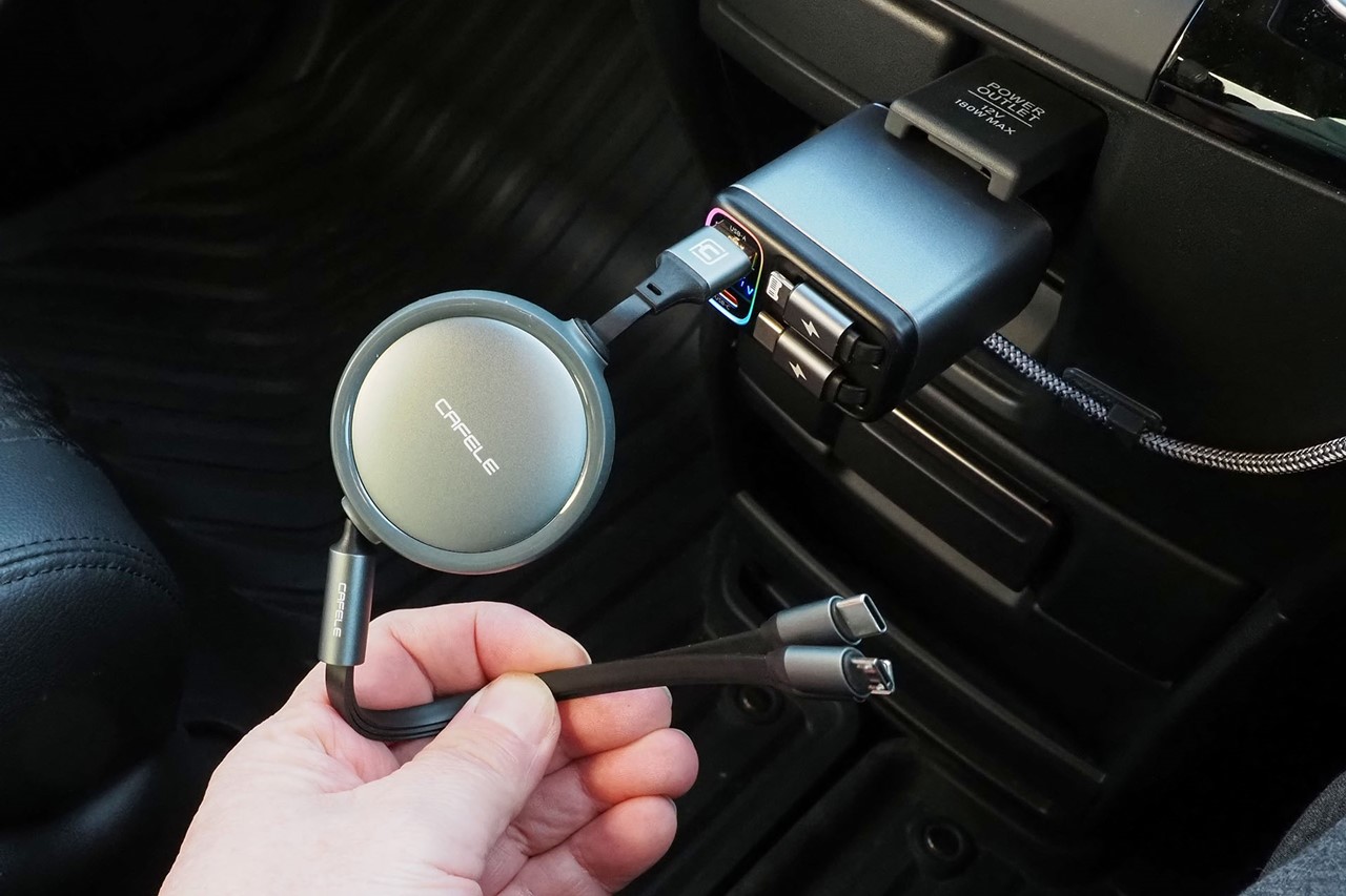 USB-AやUSB-Cの給電用ポートもあるので、さらに巻き取り式のUSBケーブルを追加することも可能。