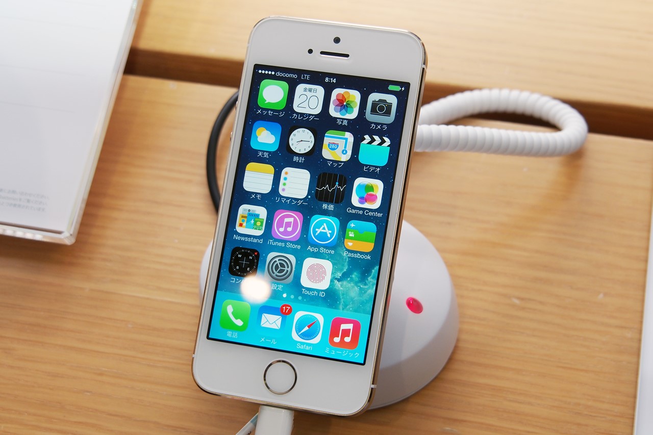 13年に発売されたiPhone 5s、5cから、ドコモの取り扱いが始まった。写真はドコモ版。3キャリアから出そろったことで、アップルも満を持してメーカー版の販売に踏み切っている