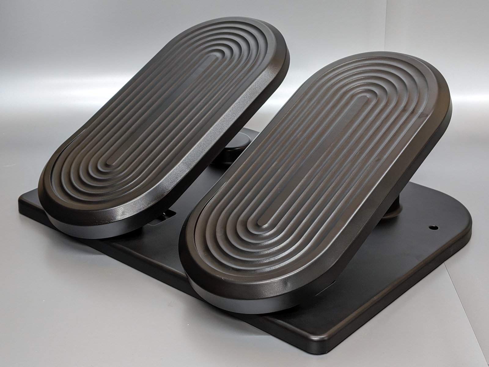 見た目はフットレストそのもの。なお他社からもOEMとみられる製品が発売されている
