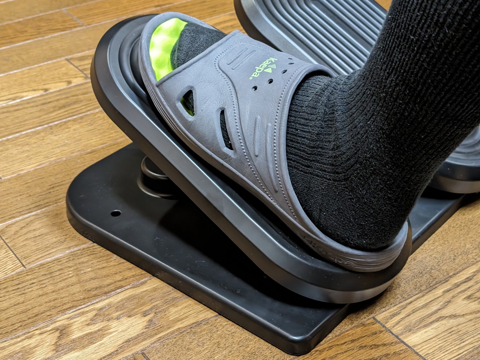 軽く足を乗せただけだと先端は下がらない。フットレストとしても使える