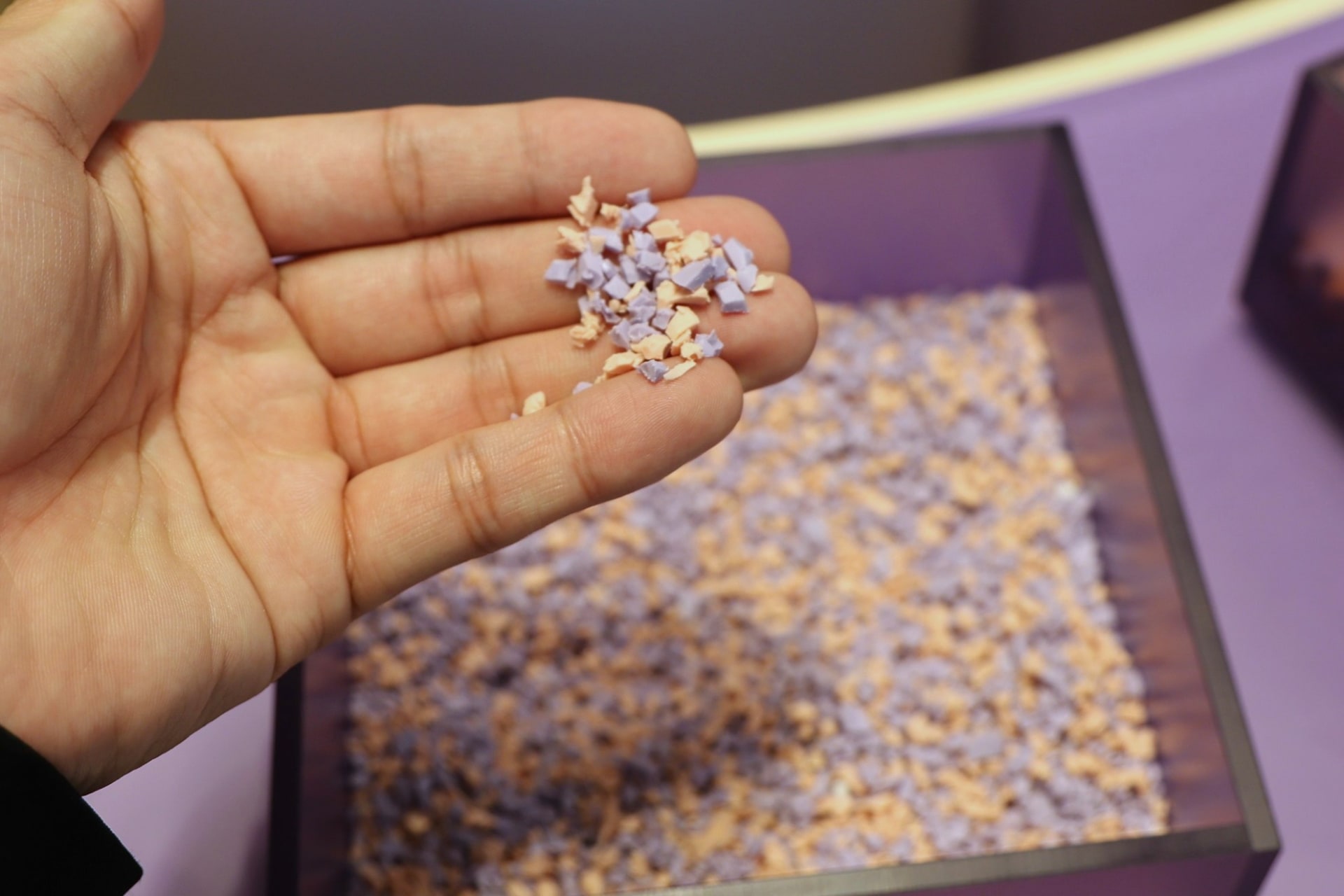 「CircularNext」製品で利用されるプラスチック。同じ素材を使用している製品を粉砕したもの