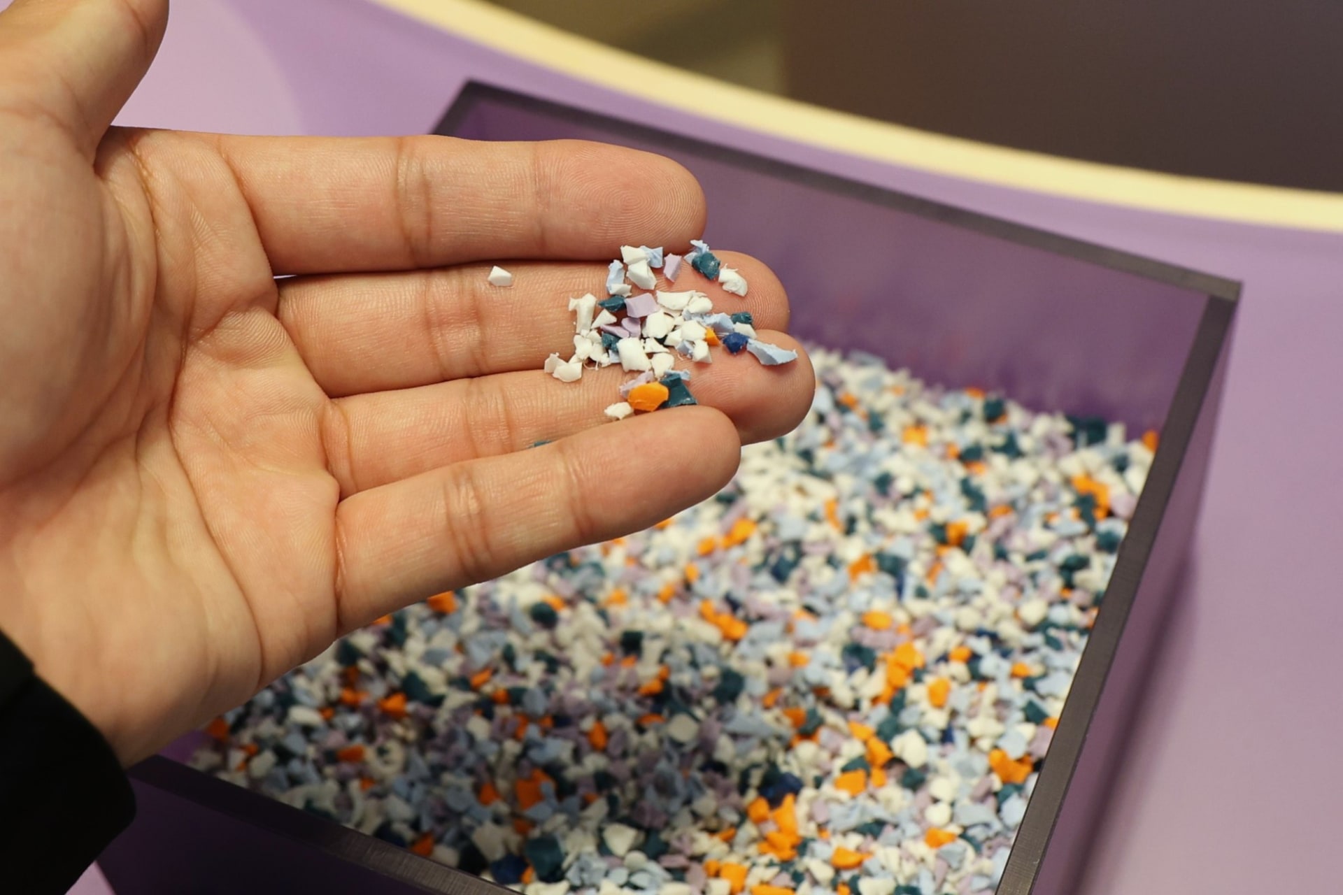 「CircularNext」製品で利用されるプラスチック。同じ素材を使用している製品を粉砕したもの