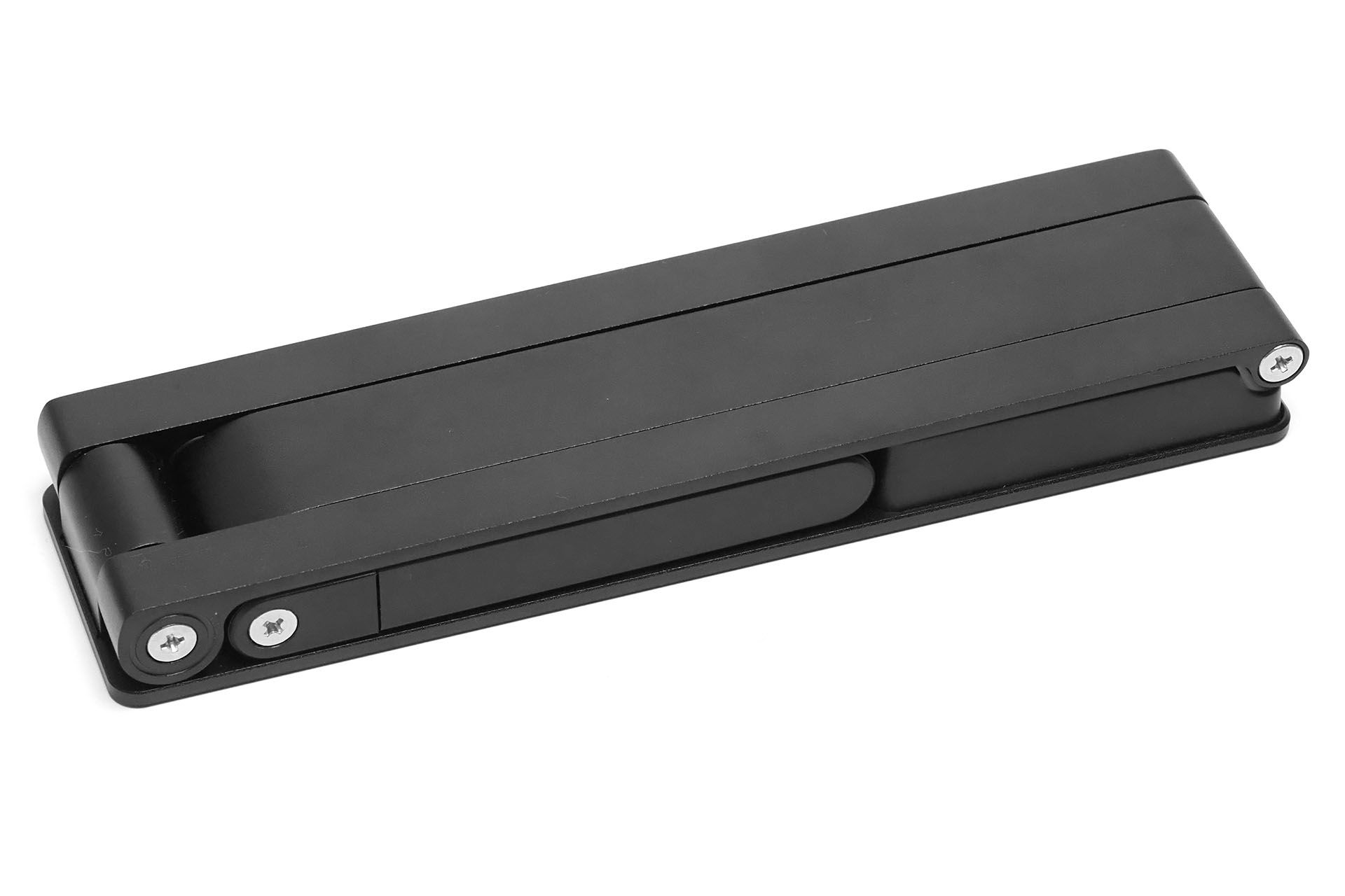 不使用時や携帯時はコンパクトにたためる。大きさは幅5.1×奥行き19.7×厚さ2cm。重さは約405g。台座やアームはアルミと思われる金属製。