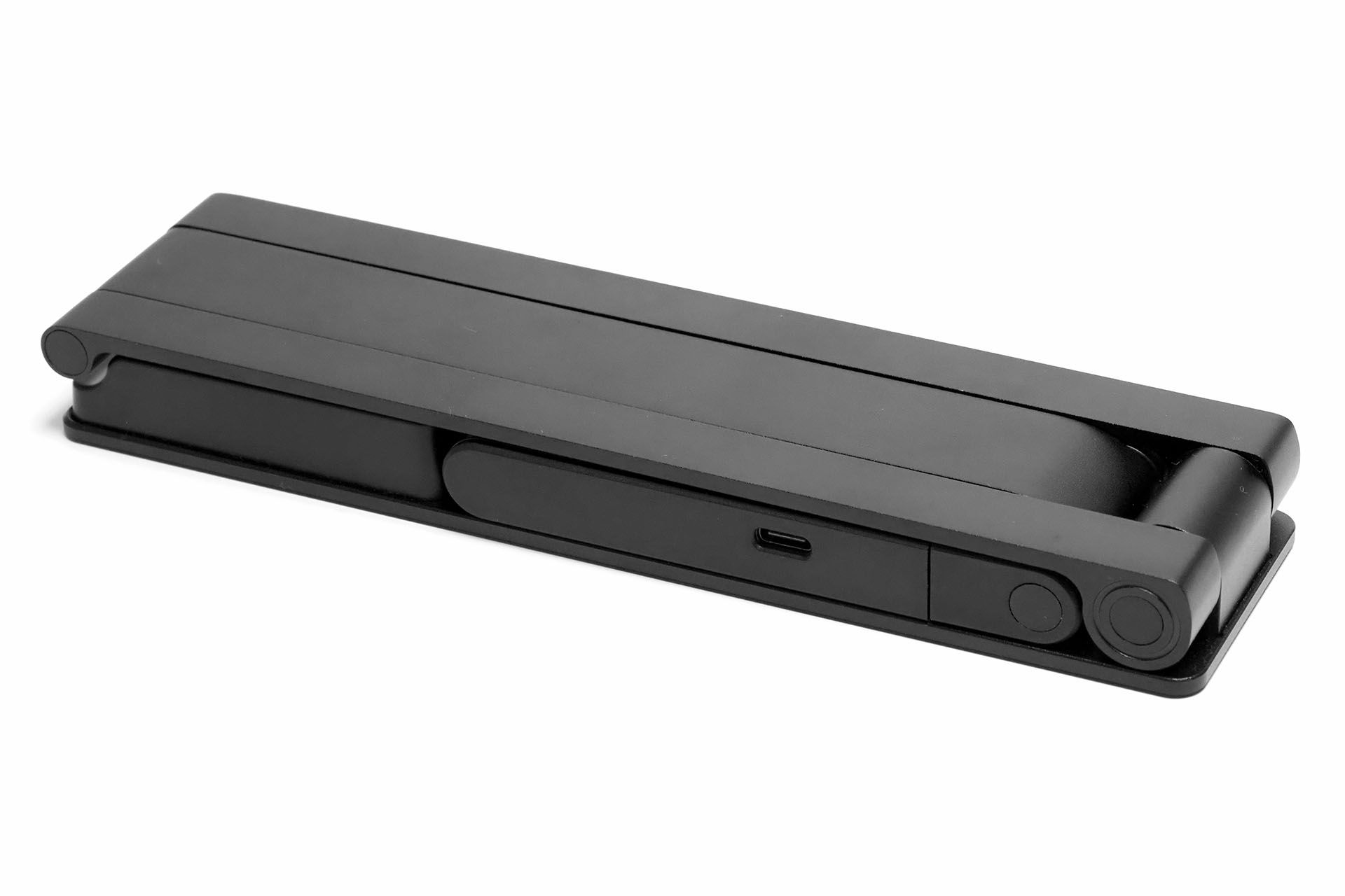 折りたたんだ状態だと書画カメラとは思えない形状。スッキリした見栄えなので机上に出しっぱなしにしても違和感がない。