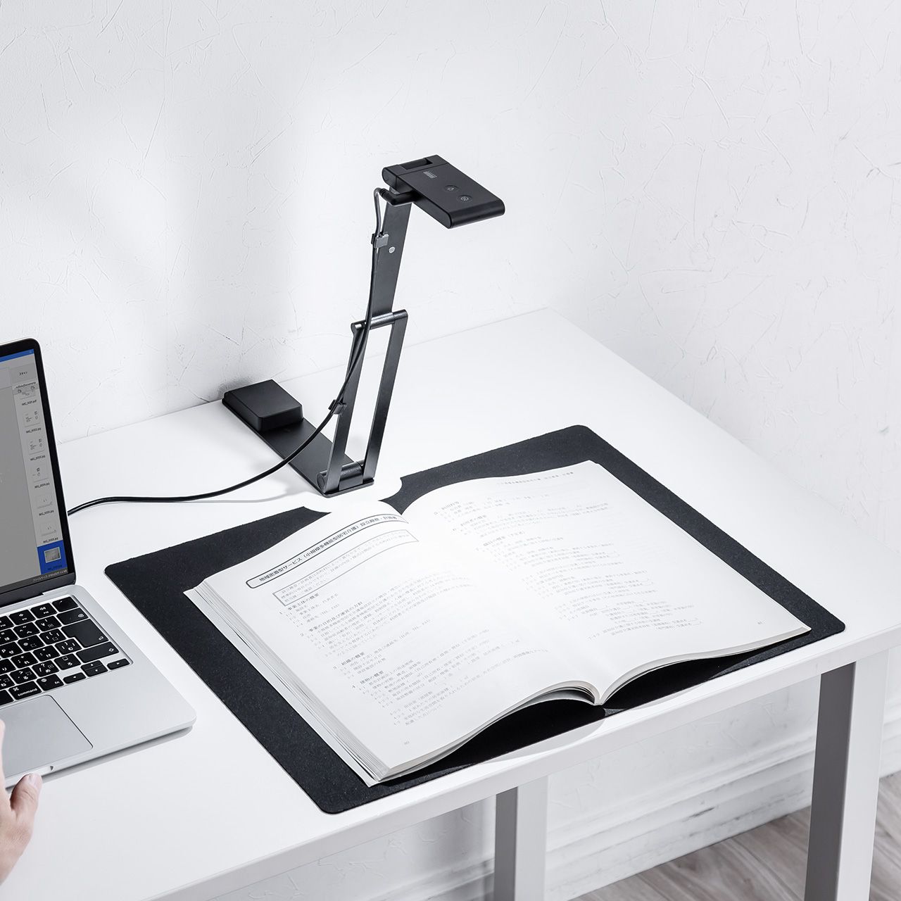 A3ドキュメントをスキャンする場合、カメラを最も高い位置にセットする。※画像はサンワダイレクト商品ページより。