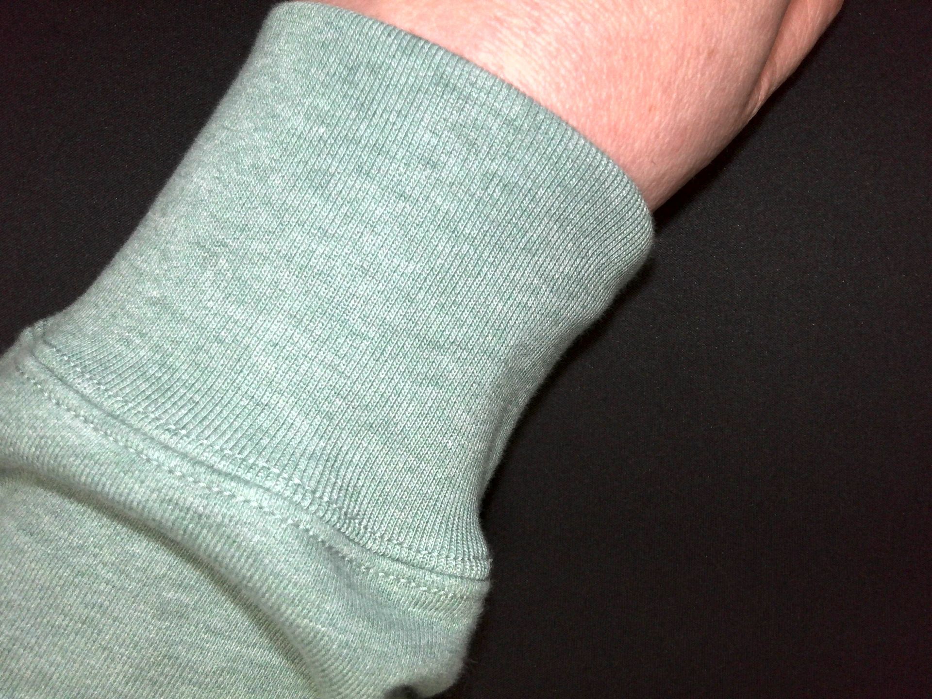 スウェットの袖と手首。立体物もけっこうキレイ。