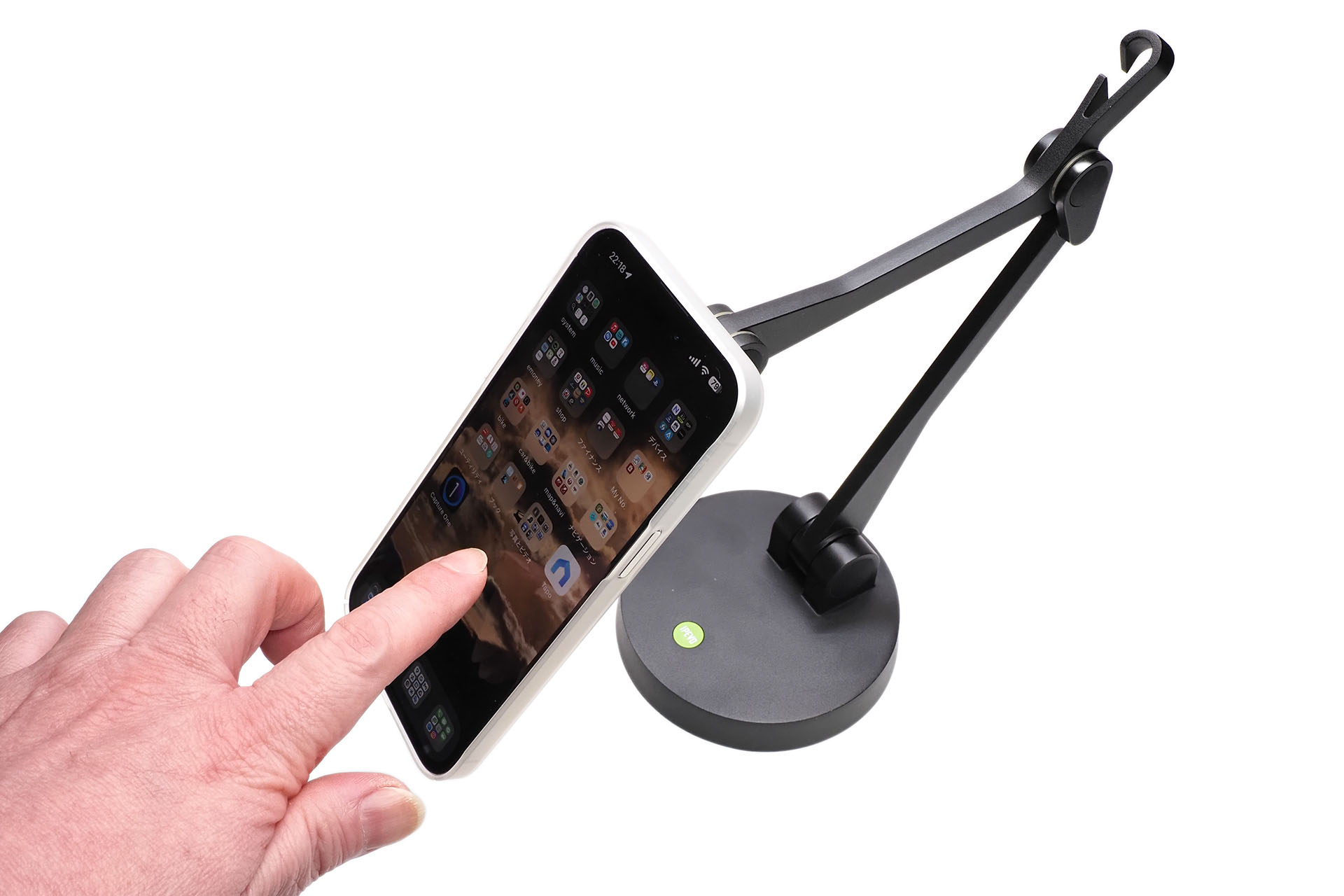 こんな状態で画面を指先でパシパシとタップしても揺れない。いや強くタップした瞬間はブルルッと揺れるが、その揺れがすぐ収まる。画面タップ系のゲームをしても安心な感じ。