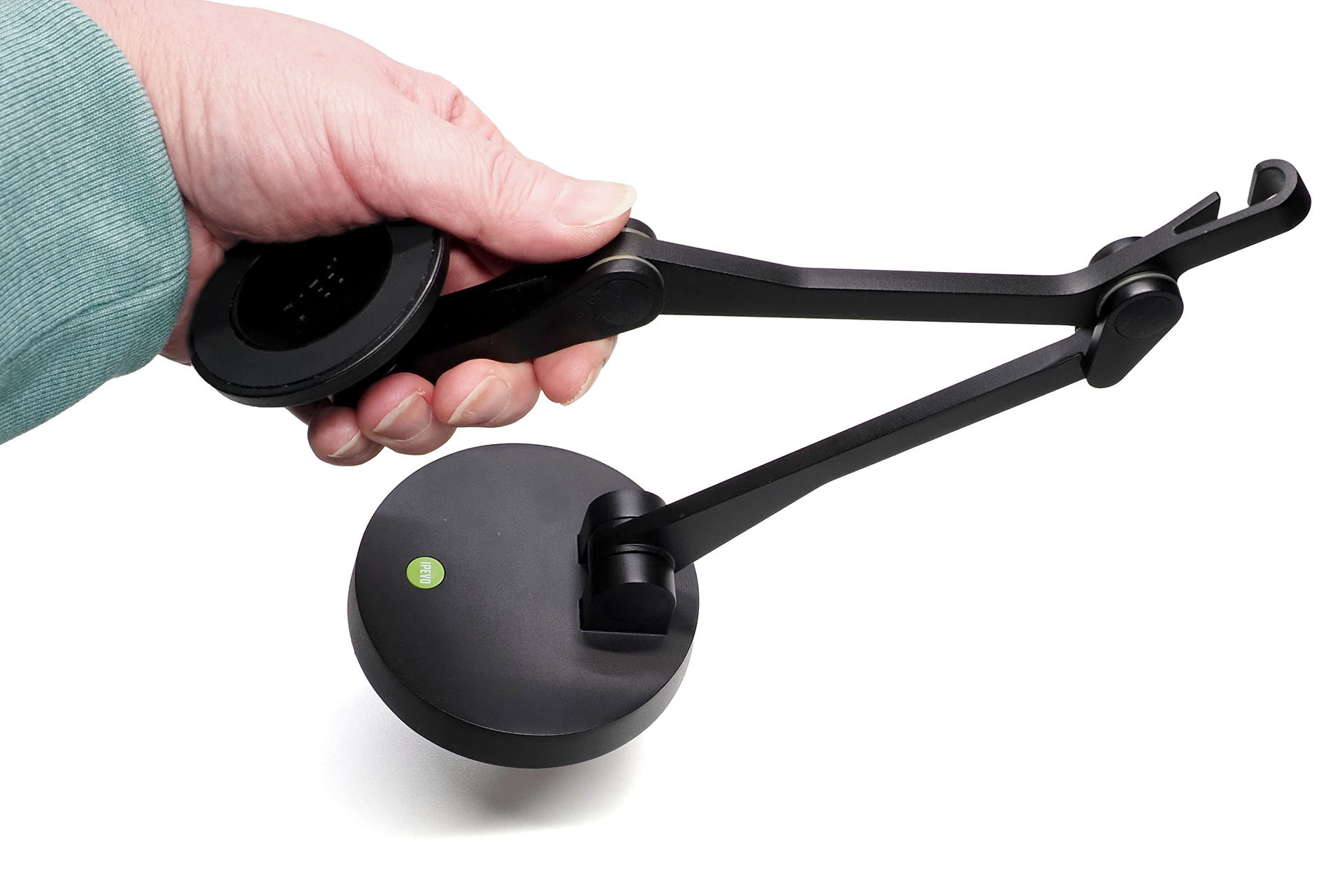 MagSafe部を掴んで持ち上げても、アーム関節の角度が変わらなかった。この状態で上下に揺さぶると、やっとアーム関節角度が少し開いてくるという感じ。