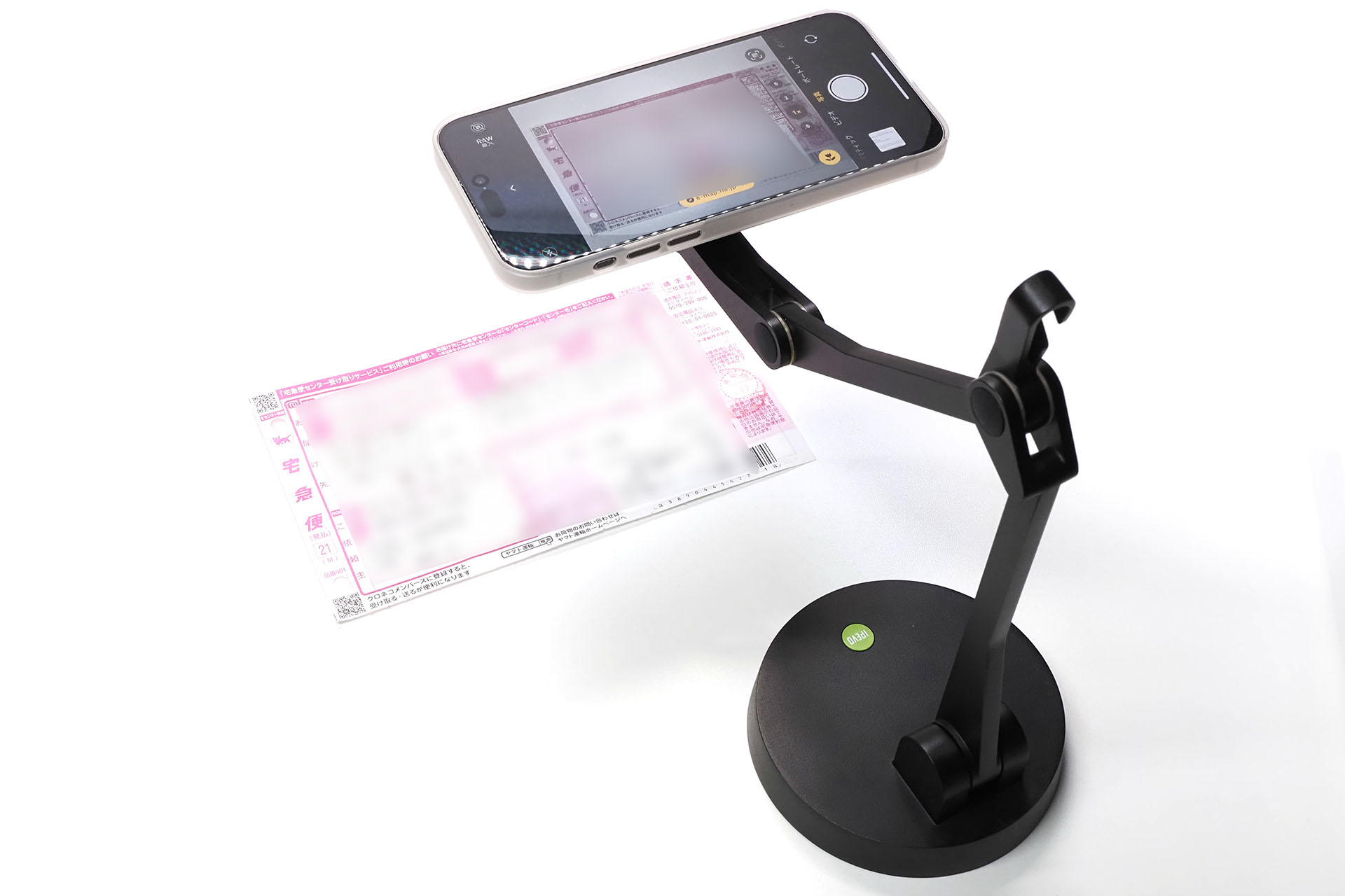 カメラを真下に向けて机上の書類を撮影。これも問題ナーイ！