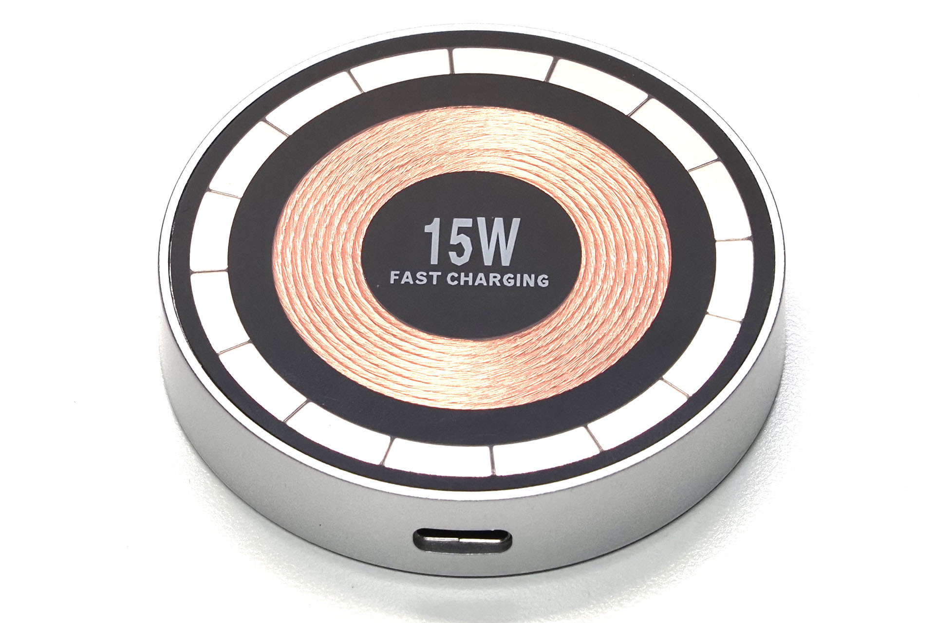 たとえばこういうMagSafe充電器。