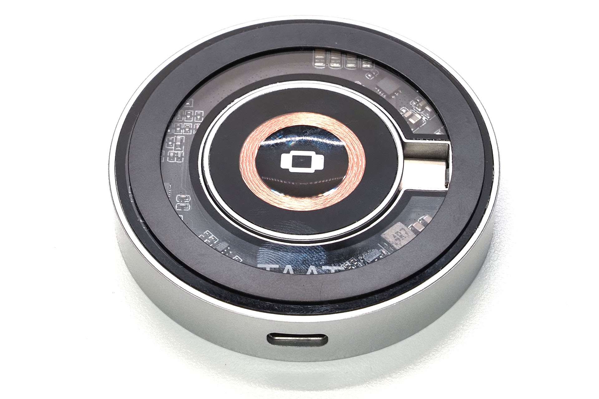 裏側にMagSafe対応にするスチールリングをペタリ。見づらいが、黒いリングを貼っている。