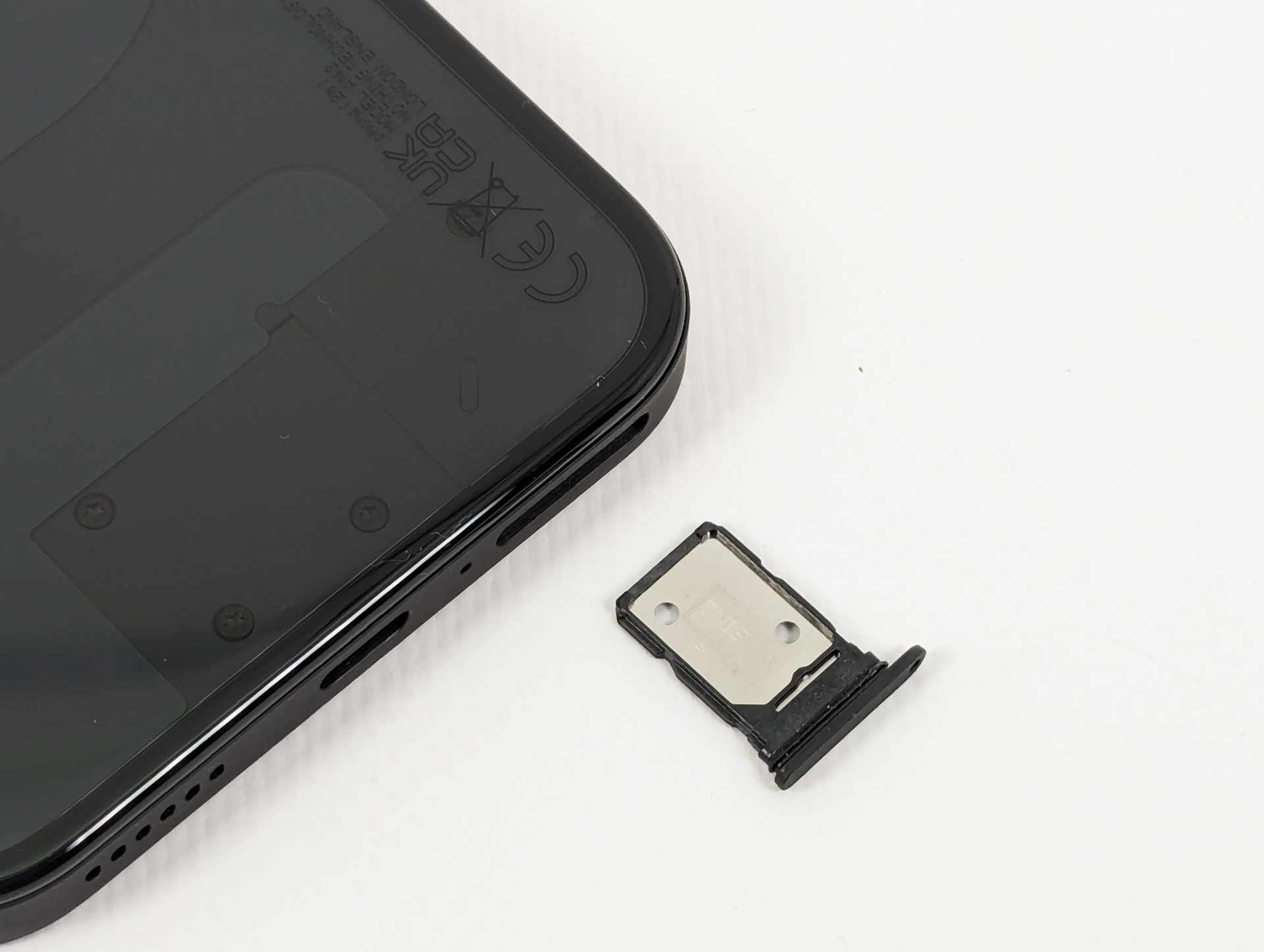 SIMトレイは表面・裏面に1枚ずつSIMカードを入れられる