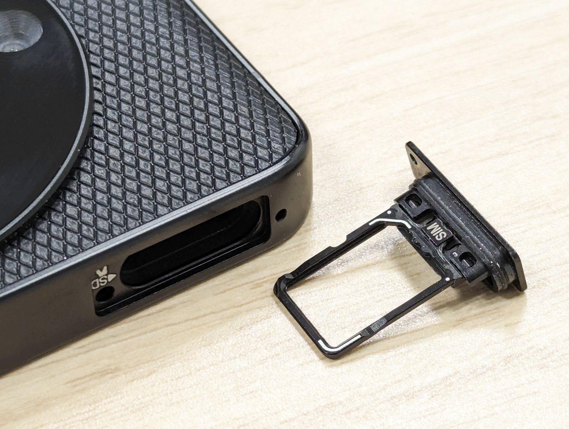 SIMトレイに入るSIMカードは1枚のみ