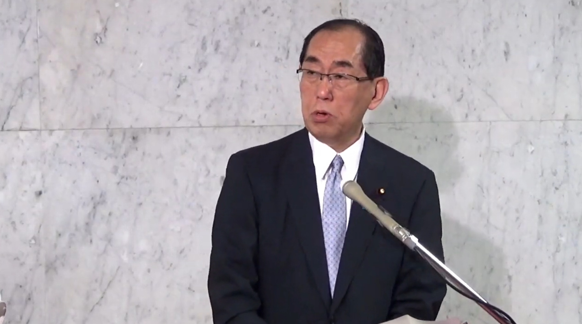 松本大臣（YouTubeの会見動画より）