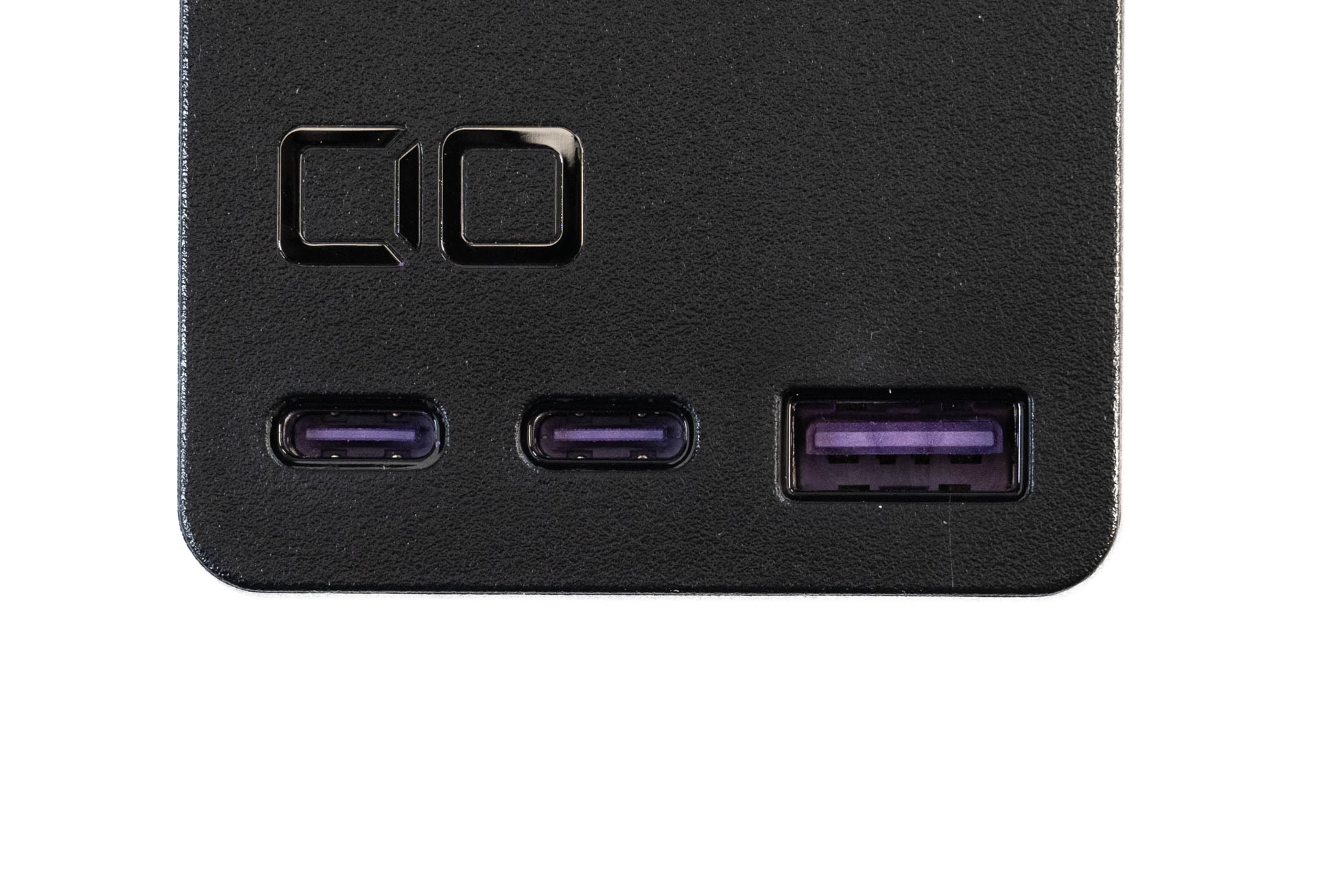 USBポートが3つあり、最大65W出力の充電器としても利用できる