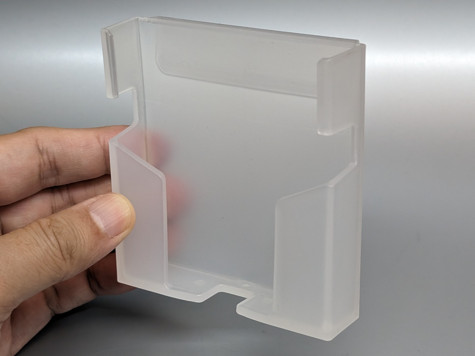 本体。樹脂製で、下部が空いた状態になっている