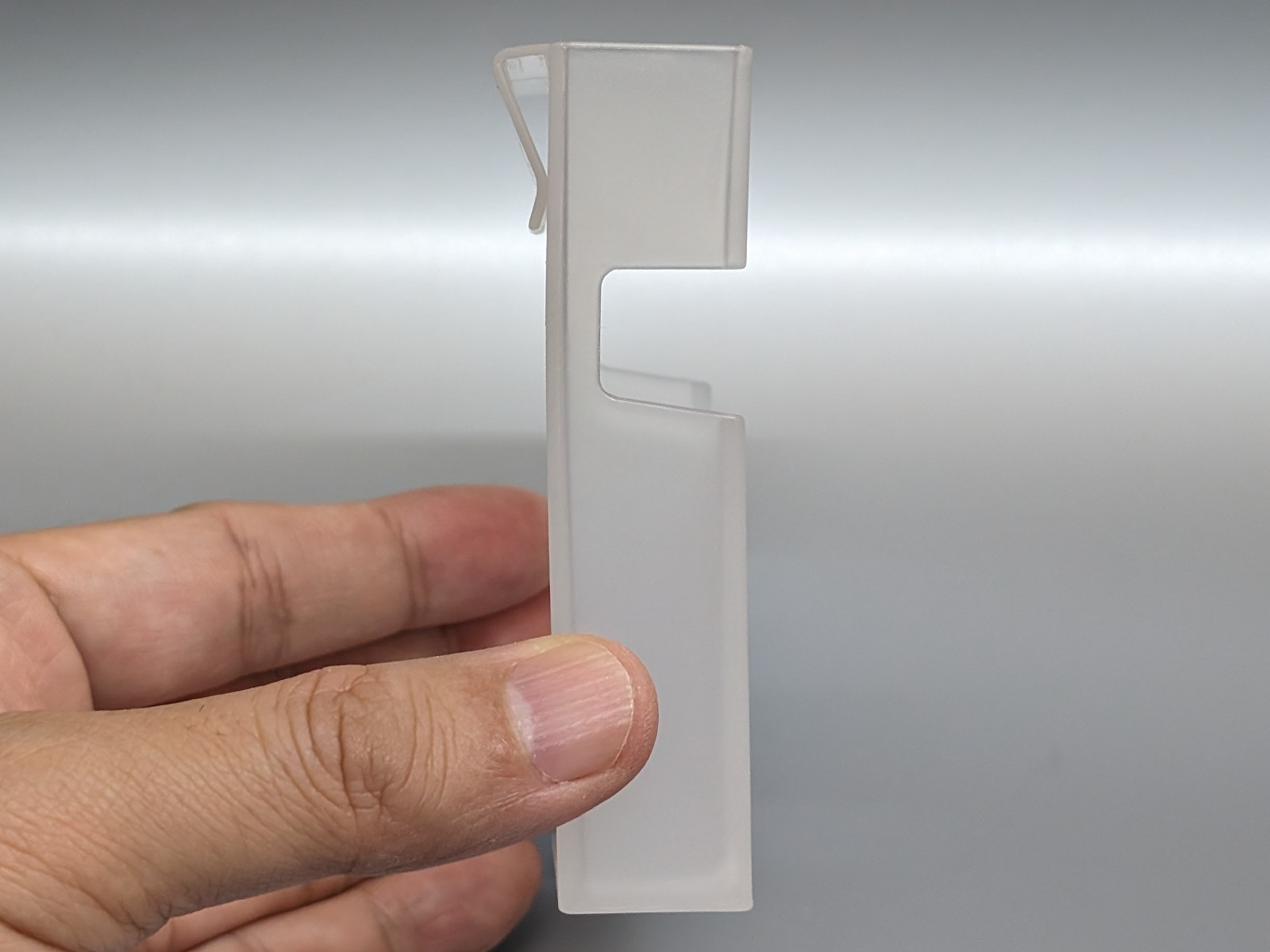 横から見たところ。ファイルボックスなどに引っ掛けるためのクリップが背面にある