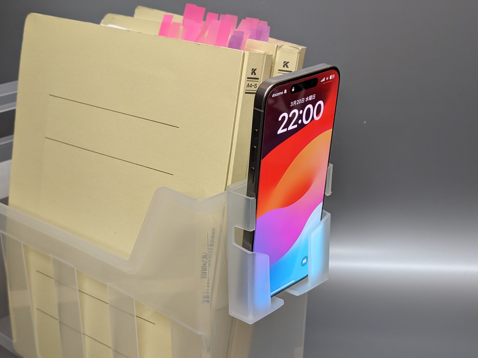 取り付け完了。iPhone 15 Pro Maxなど大型スマホでも余裕で入る大きさ