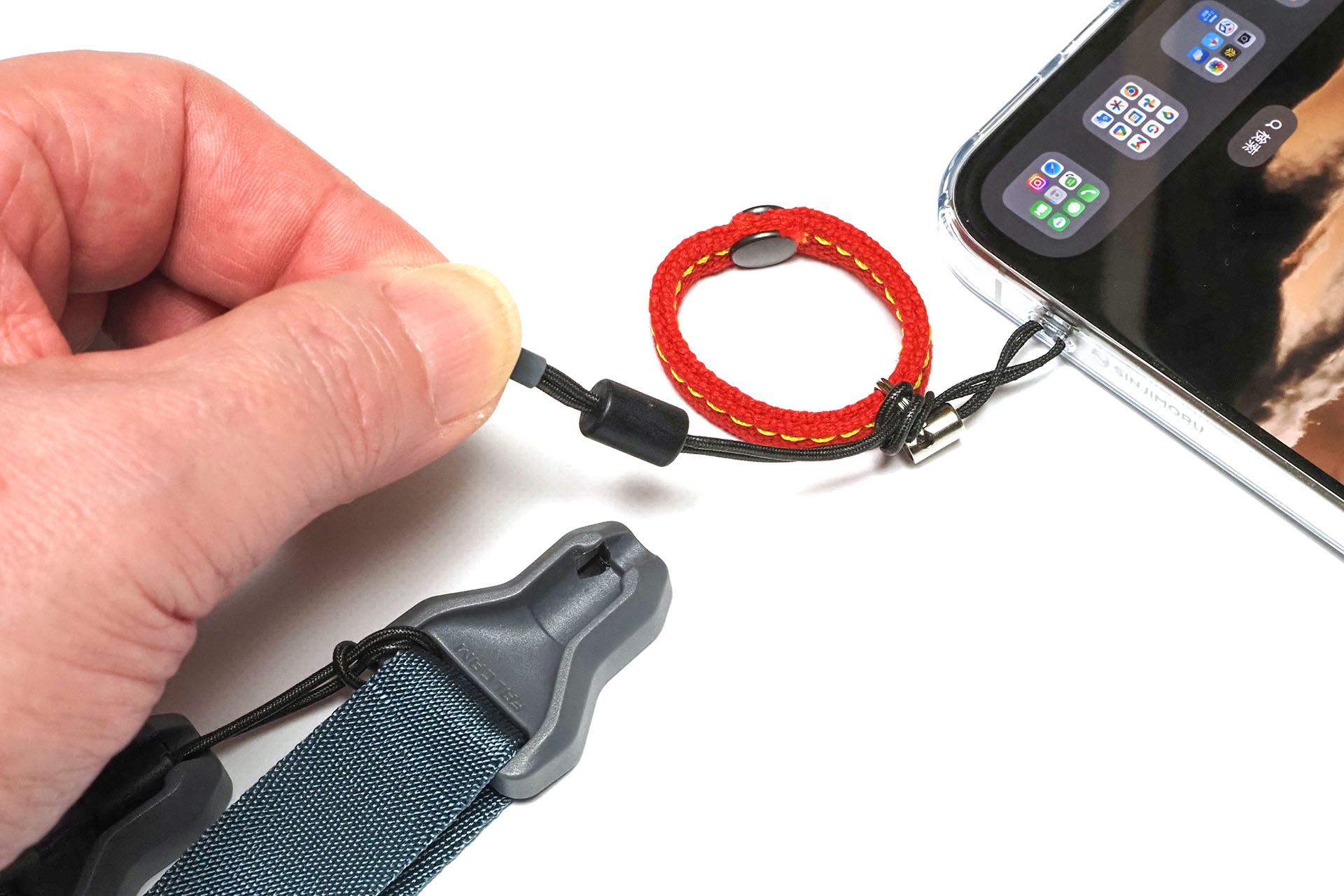 ヒモ状のバックルパーツの端を軽く引けば、バックルどうしの結合を解除できる。