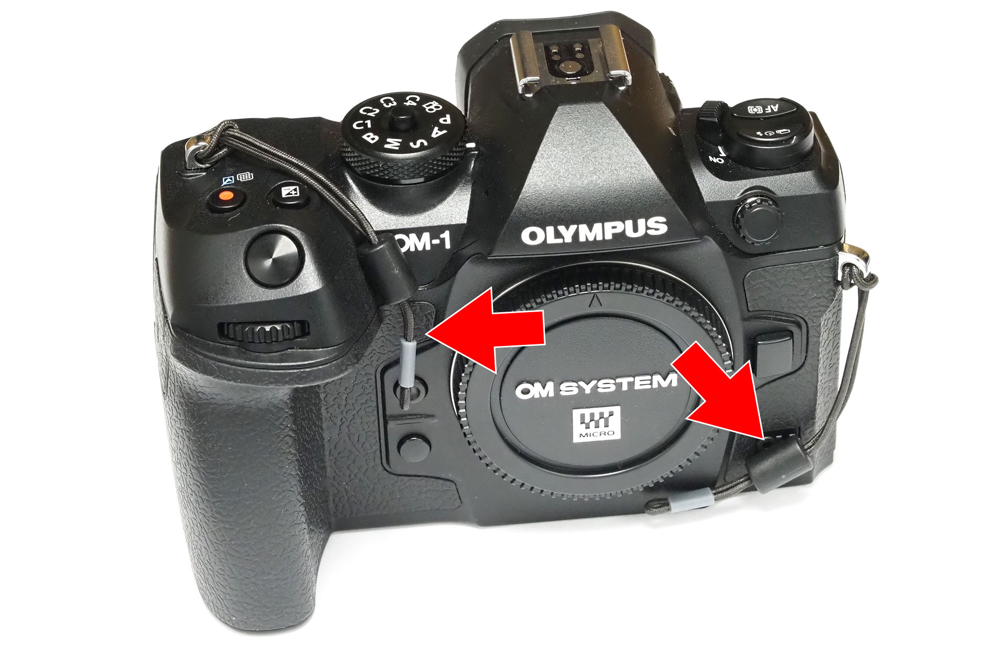 ストラップを外した状態。コード部分にコシがあるので、「バックルパーツがプラプラ、カチャカチャ」という感じはしない。OM-1の場合、写真の位置にバックルパーツをもってくると安定する。ストラップを外したときにバックルパーツを固定するため、小さなスチールプレートをカメラに貼ってそこにバックルをマグネット吸着させるという手もある。