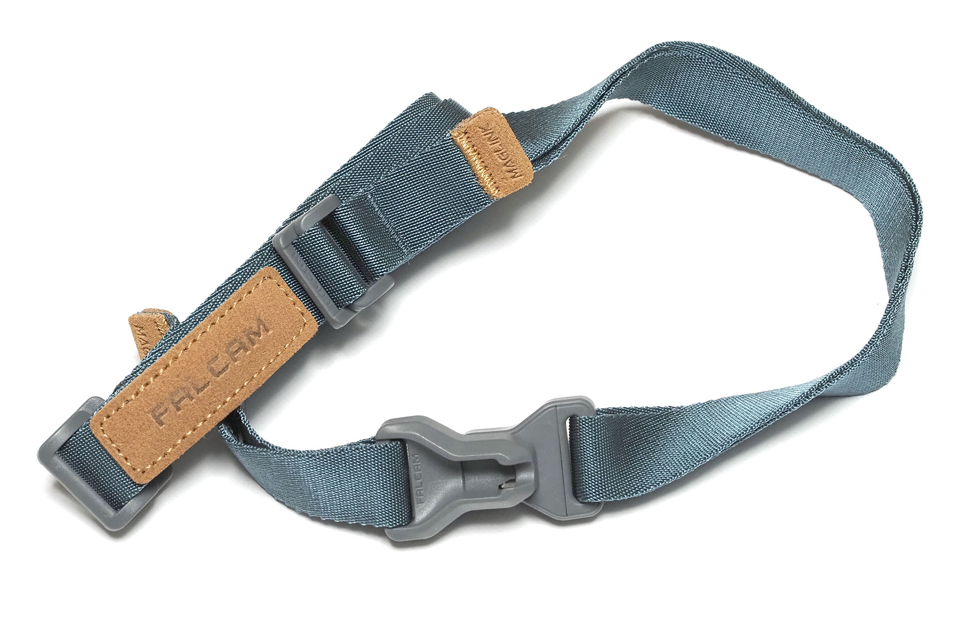 ストラップからカメラを外すと、ストラップ両端がフリーになって、ストラップが首などから落ちちゃう？　じつはストラップ側バックルどうしがマグネット吸着し、ネックレス状になる。ストラップ落下防止のしくみまであって、よくできてるぅ〜！