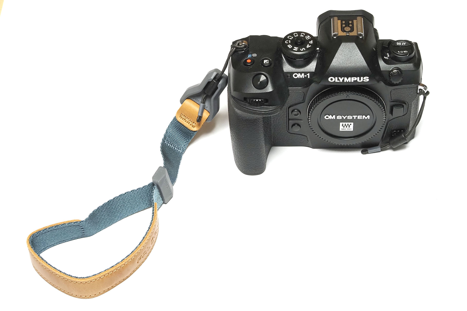 小型軽量ミラーレスカメラOM-1との相性は非常にイイ！　この状態から首から下げるストラップにも即座にチェンジできるし！　外したリストストラップはブレスレットのように身につけたままでいられるし！　すニャらしいぞMaglink！