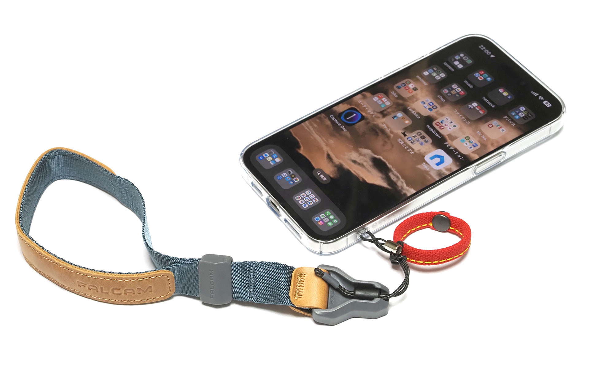 スマートフォン用片手ストラップとしてもなかなか便利。つねにスマートフォンを手にして行動している人も、これを使えばまず落とすことはない。