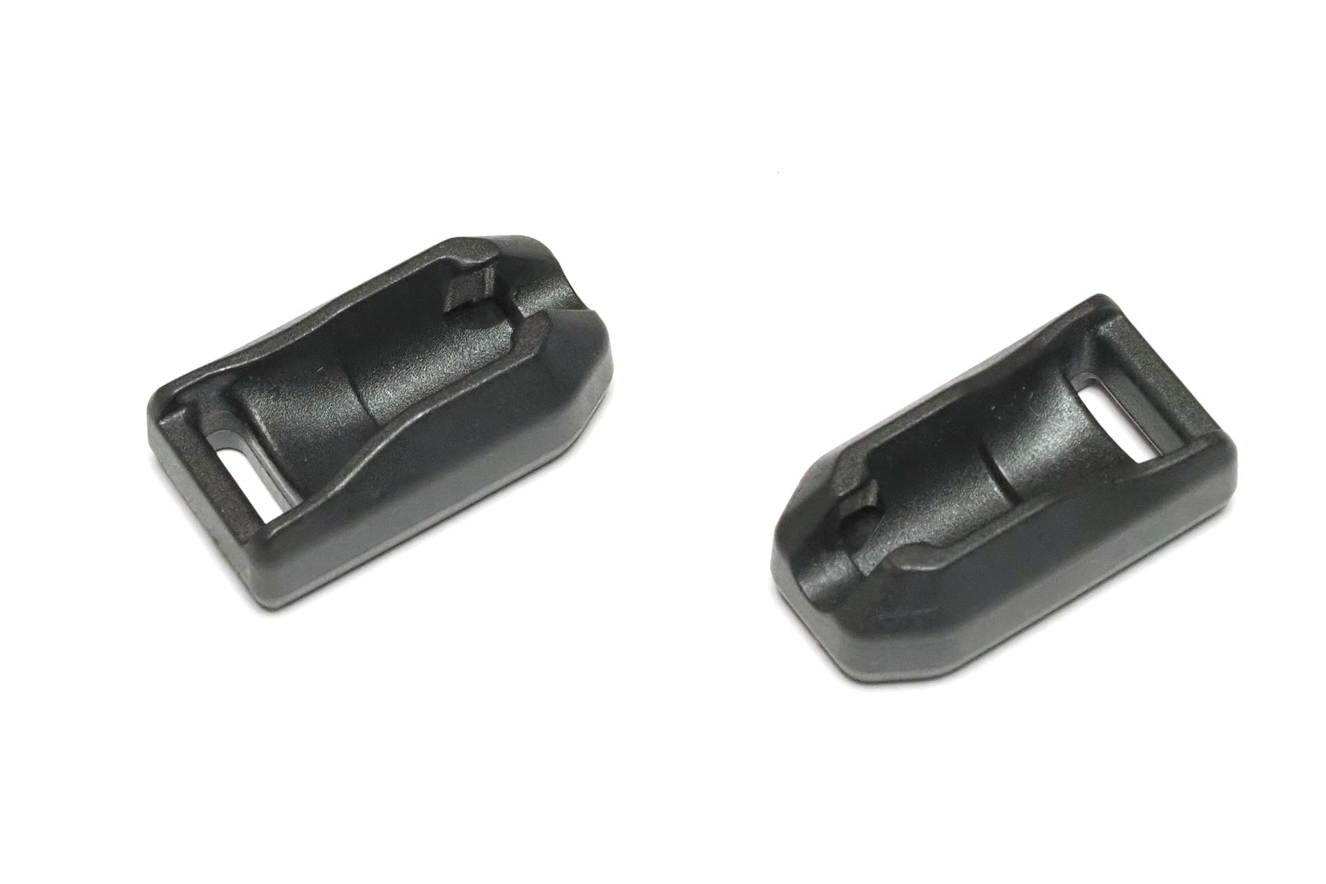 一般のカメラストラップ端に装着するMaglink対応バックルが2つ付属する。横長の穴の部分にカメラストラップを通して（ストラップ付属の金具などを使って）固定する。穴の幅は約11mm。