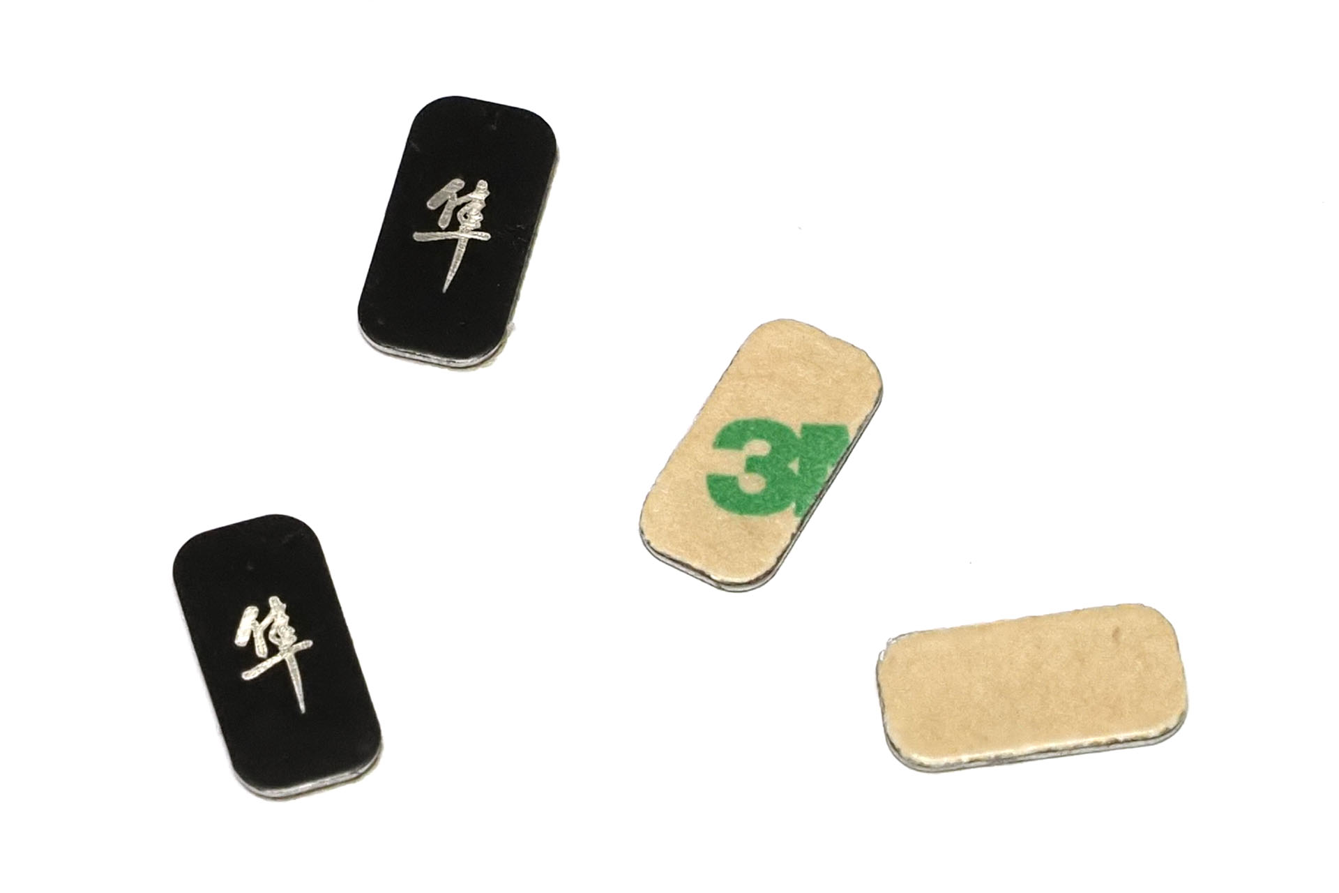 ヒモ状のMaglinkバックルを防止するためのスチールプレート（裏面は粘着テープ）が4枚付属していた。ストラップなどと分離したヒモ状のMaglinkバックルは、プラプラと動いて邪魔になることもある。このスチールプレートをカメラなどに貼り、ヒモ状Maglinkバックルをマグネット吸着して固定しておけば、その問題も解消できるというわけだ。