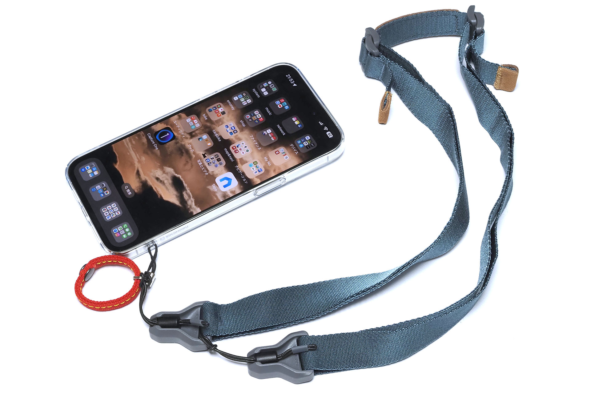 Ulanzi「Falcam Maglink カメラストラップ」でスマートフォンをタスキ掛けし、屋外でのスマートフォン落下を防いでいる。Maglinkにより、マグネットでスマートフォンを瞬時に着脱できる。